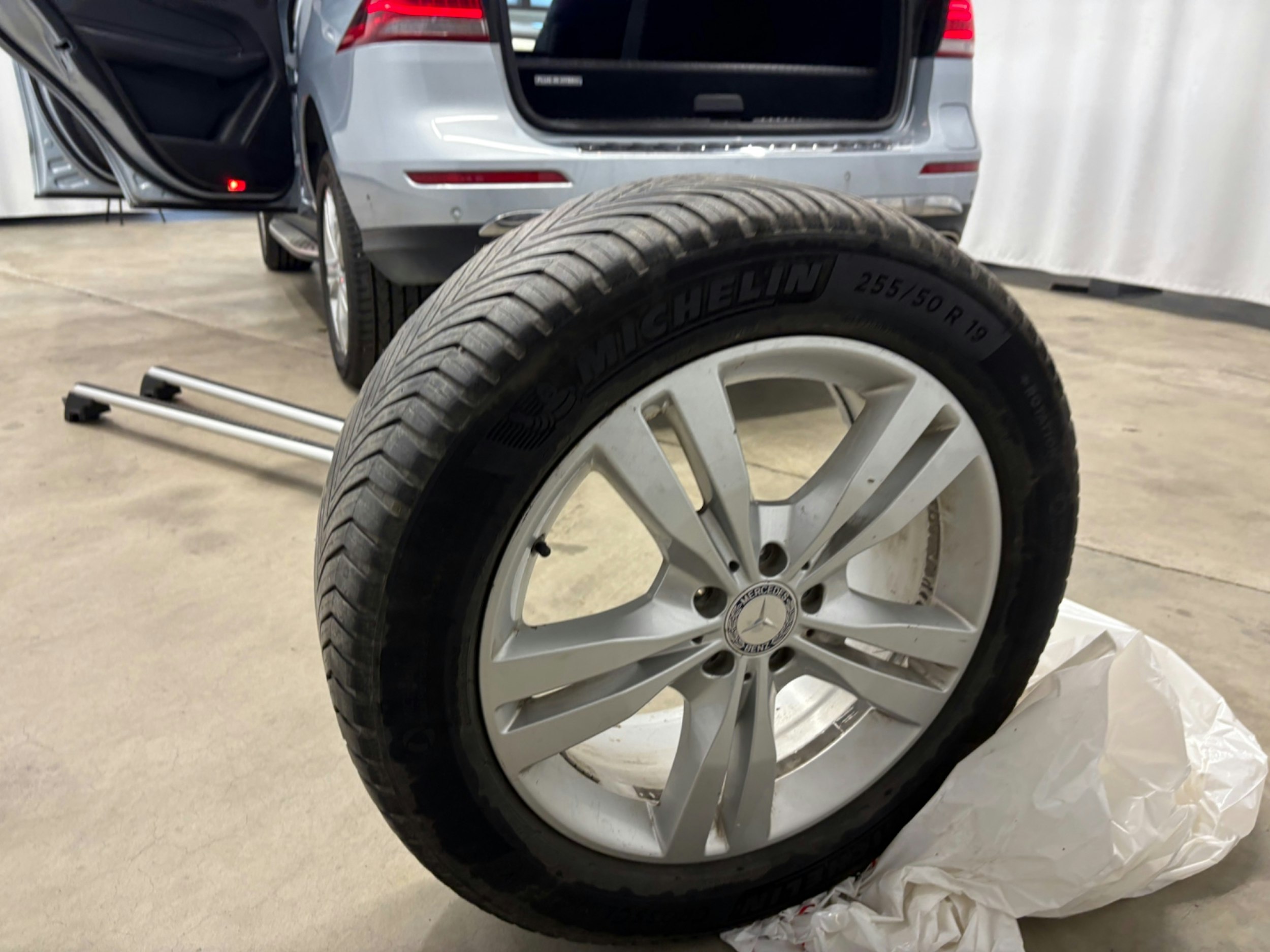 harmaa Mercedes-Benz GLE 2016 kuva 29.
