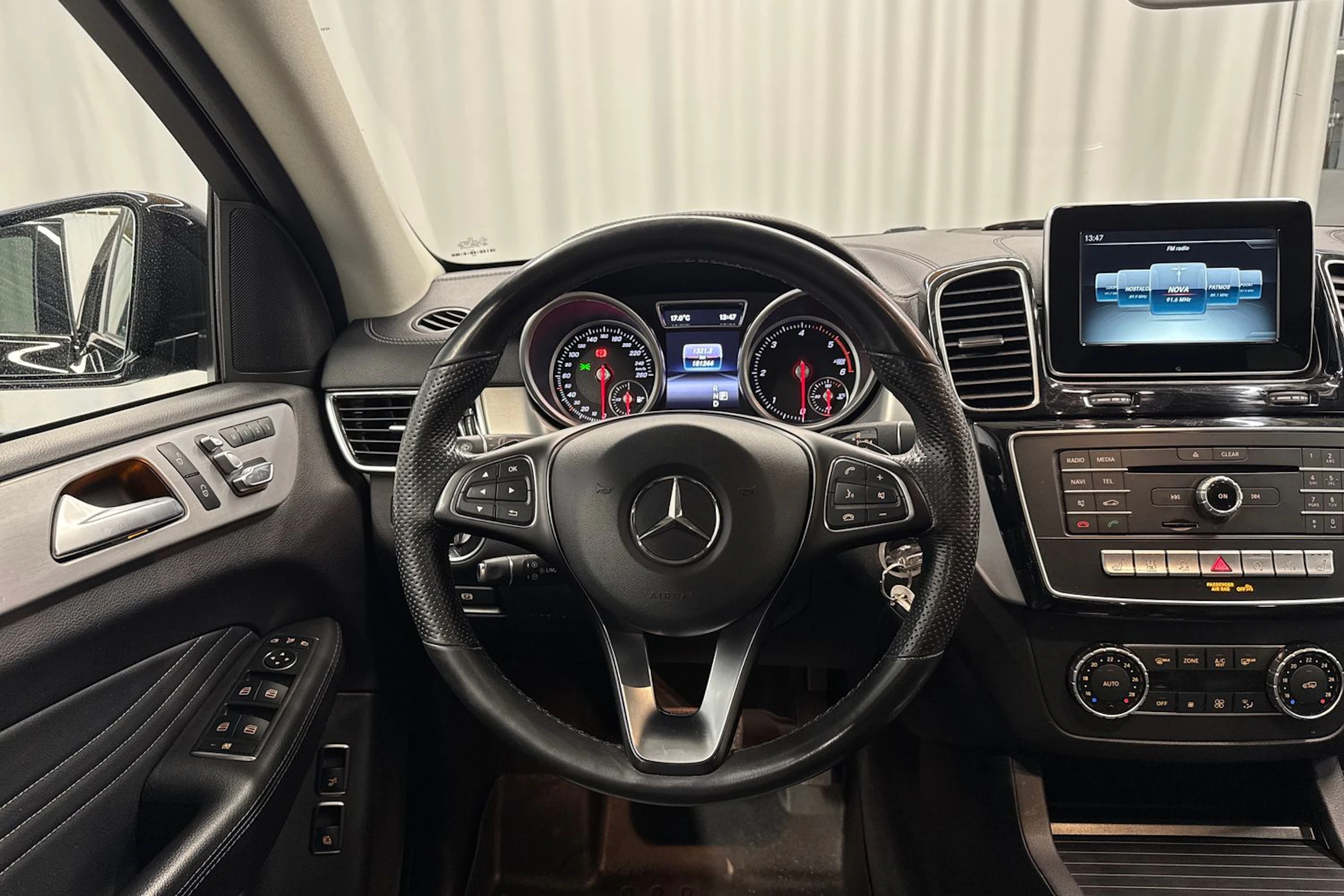 musta Mercedes-Benz GLE 2017 kuva 11.