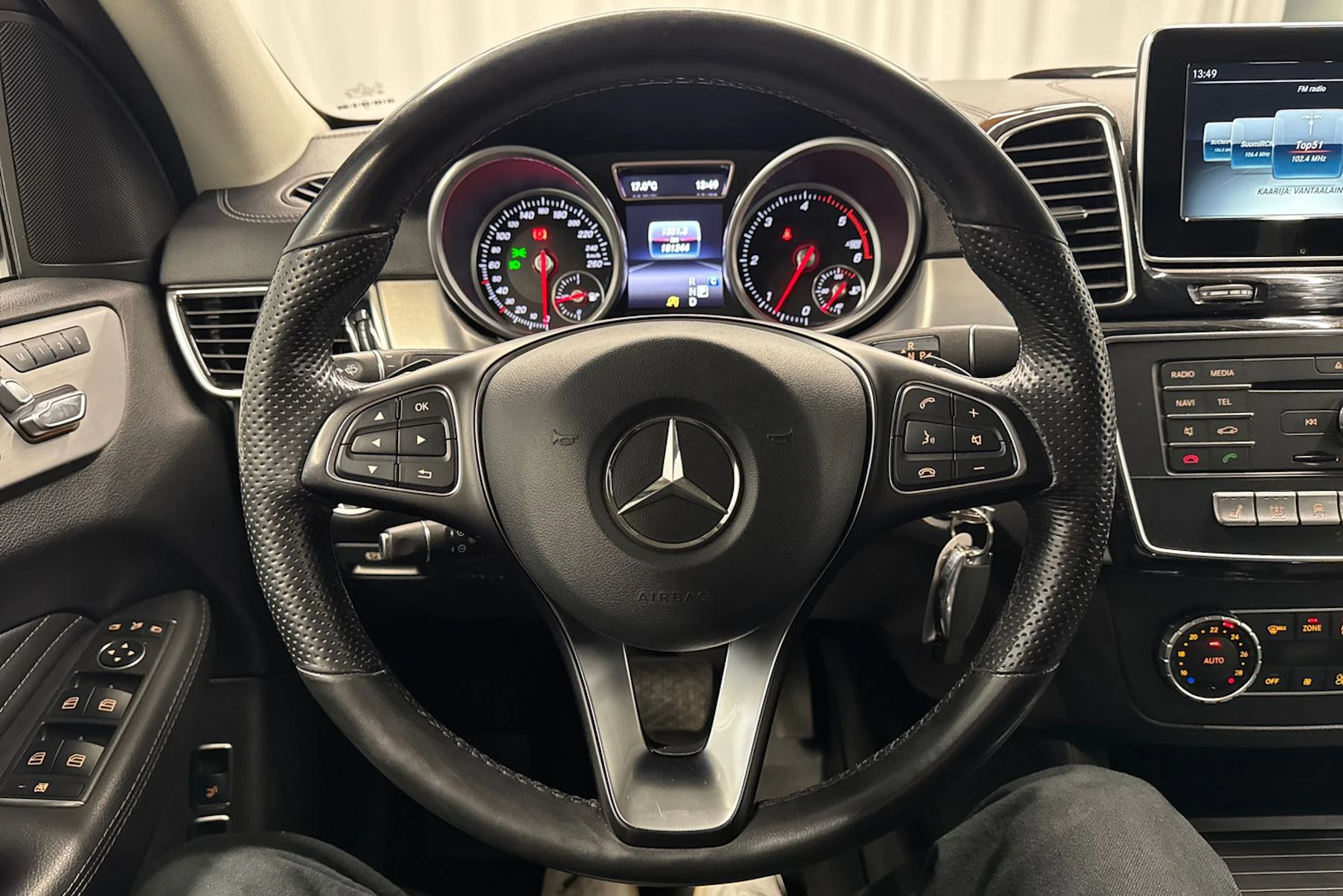 musta Mercedes-Benz GLE 2017 kuva 14.