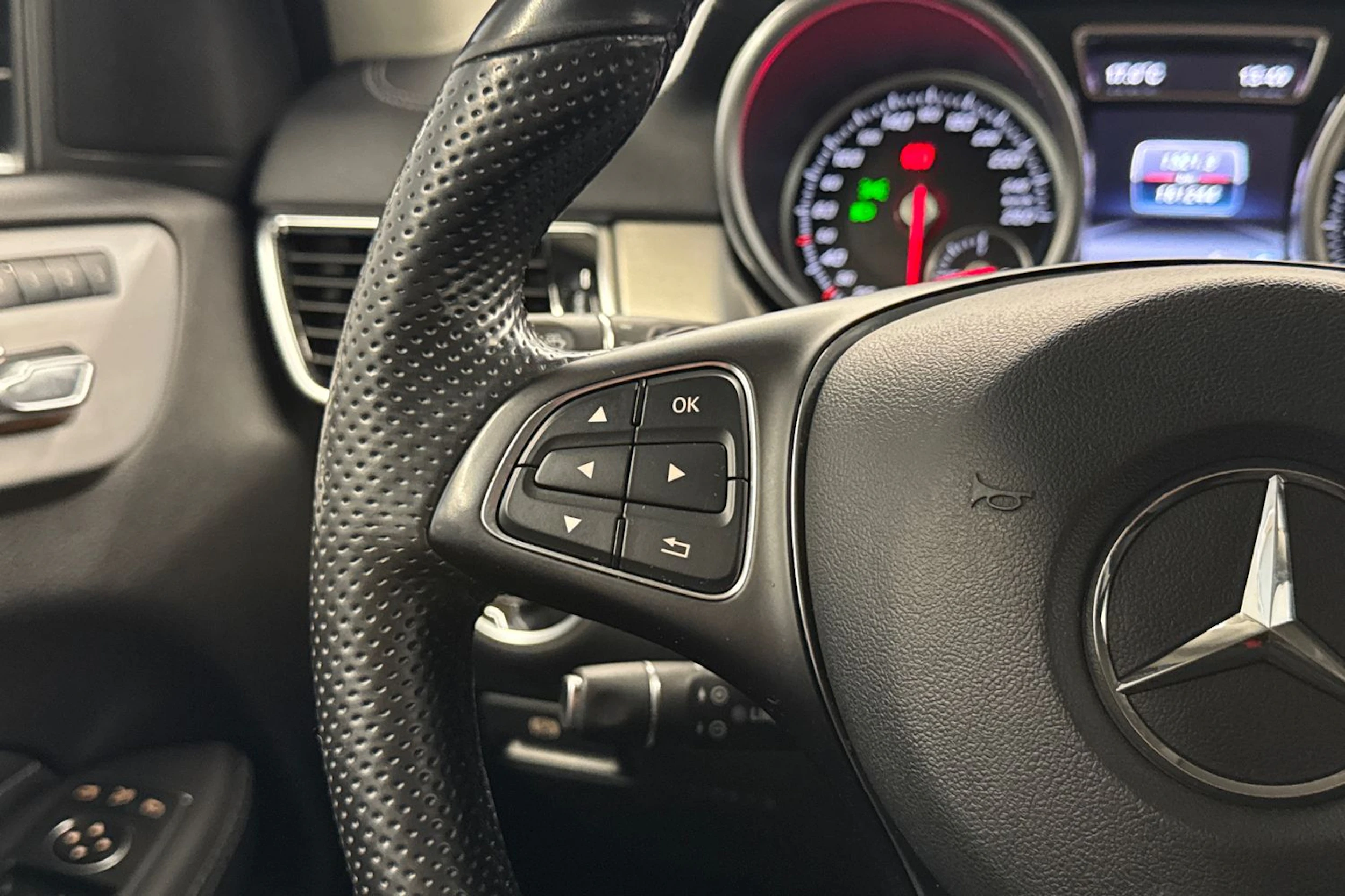 musta Mercedes-Benz GLE 2017 kuva 15.