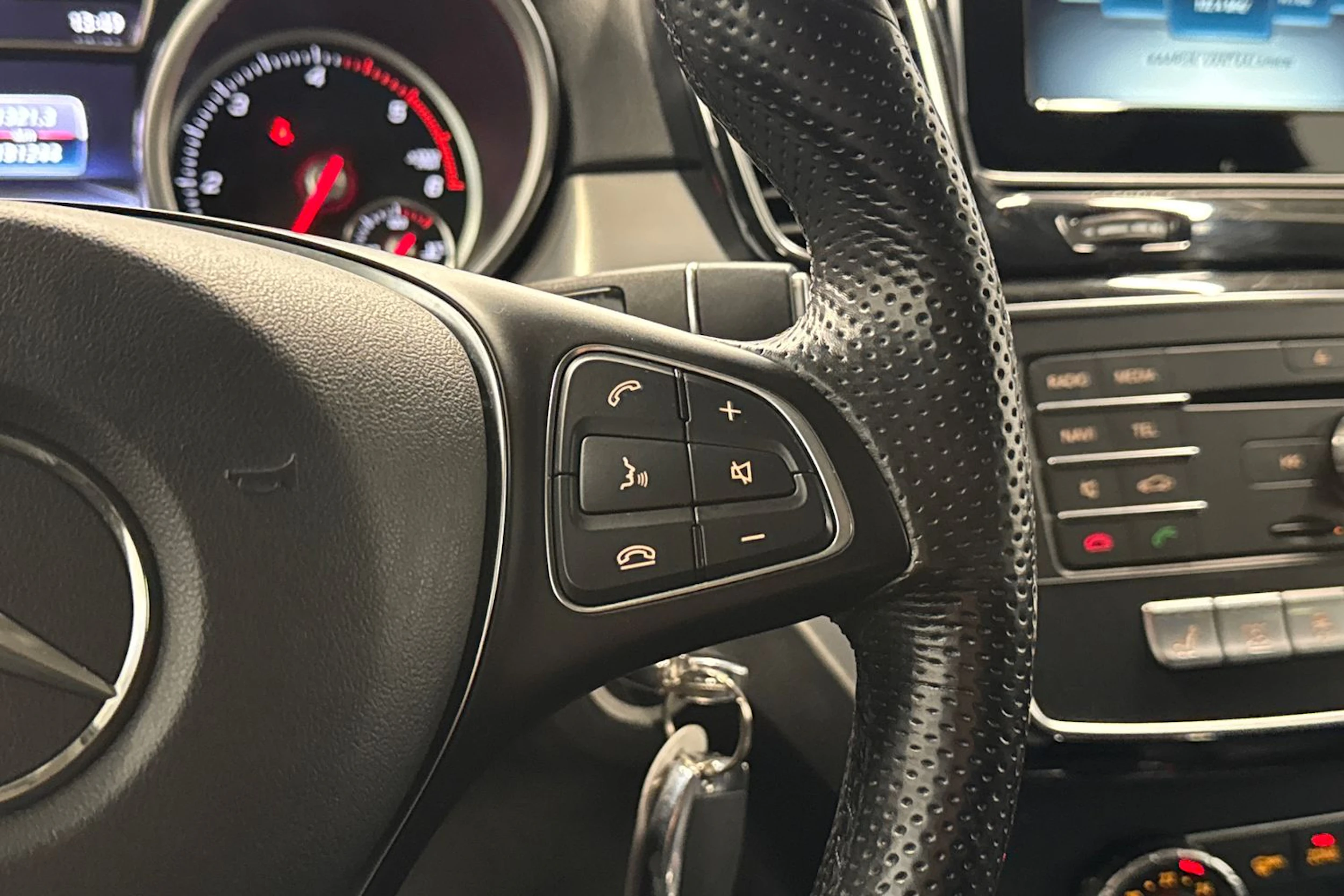 musta Mercedes-Benz GLE 2017 kuva 16.