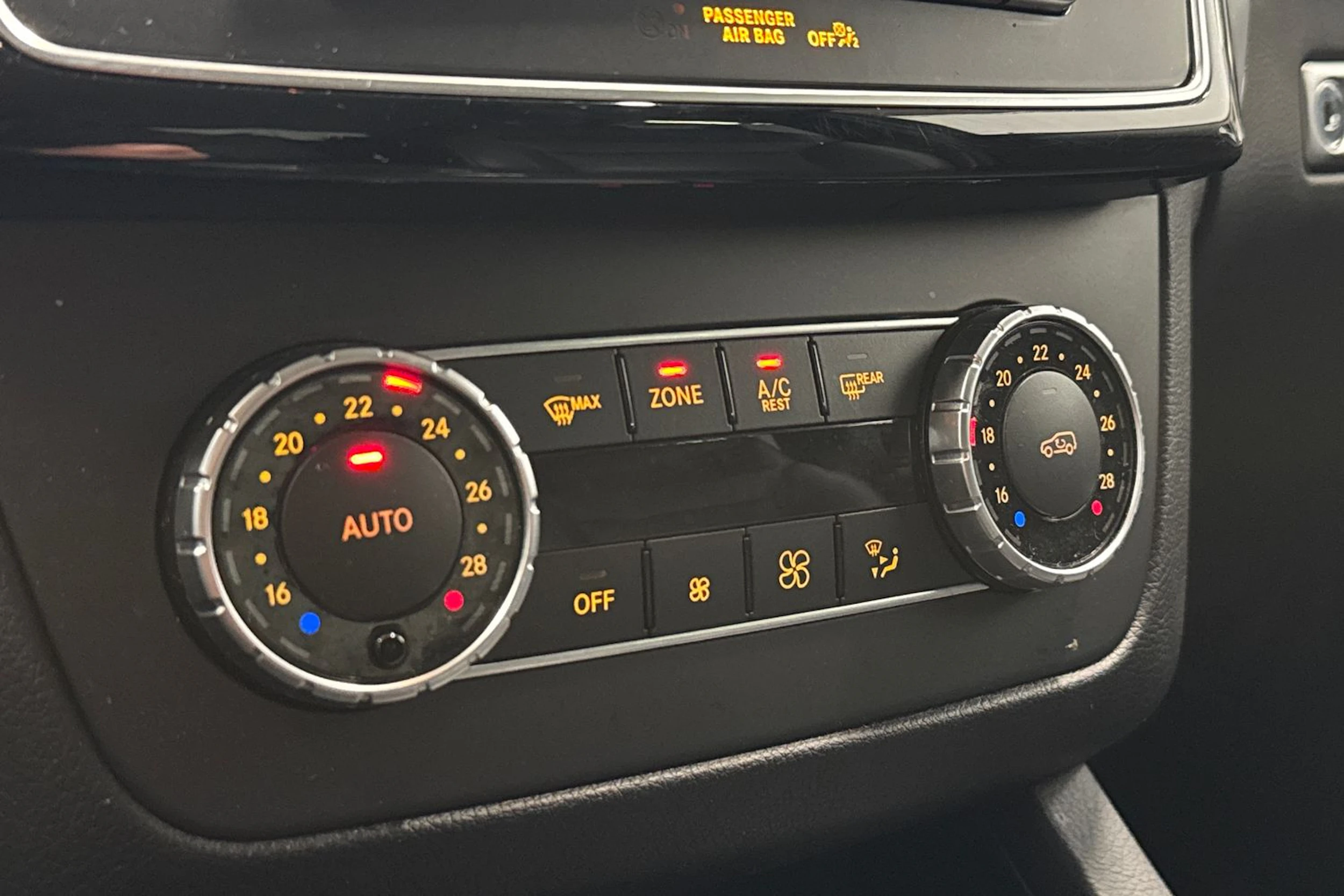 musta Mercedes-Benz GLE 2017 kuva 24.
