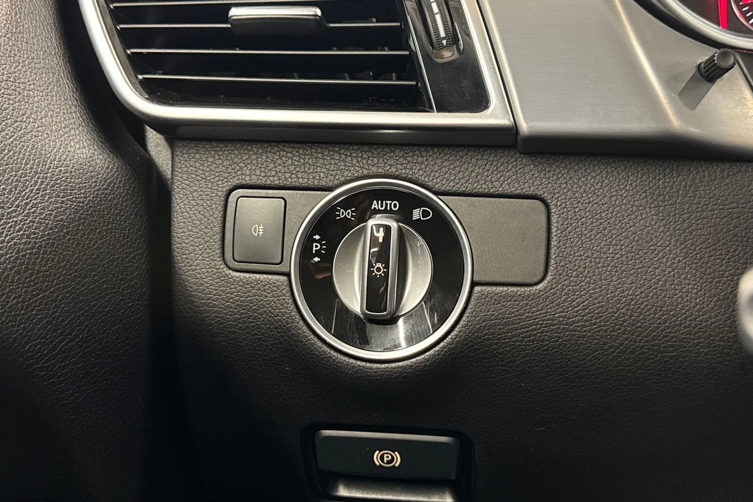 musta Mercedes-Benz GLE 2017 kuva 25.