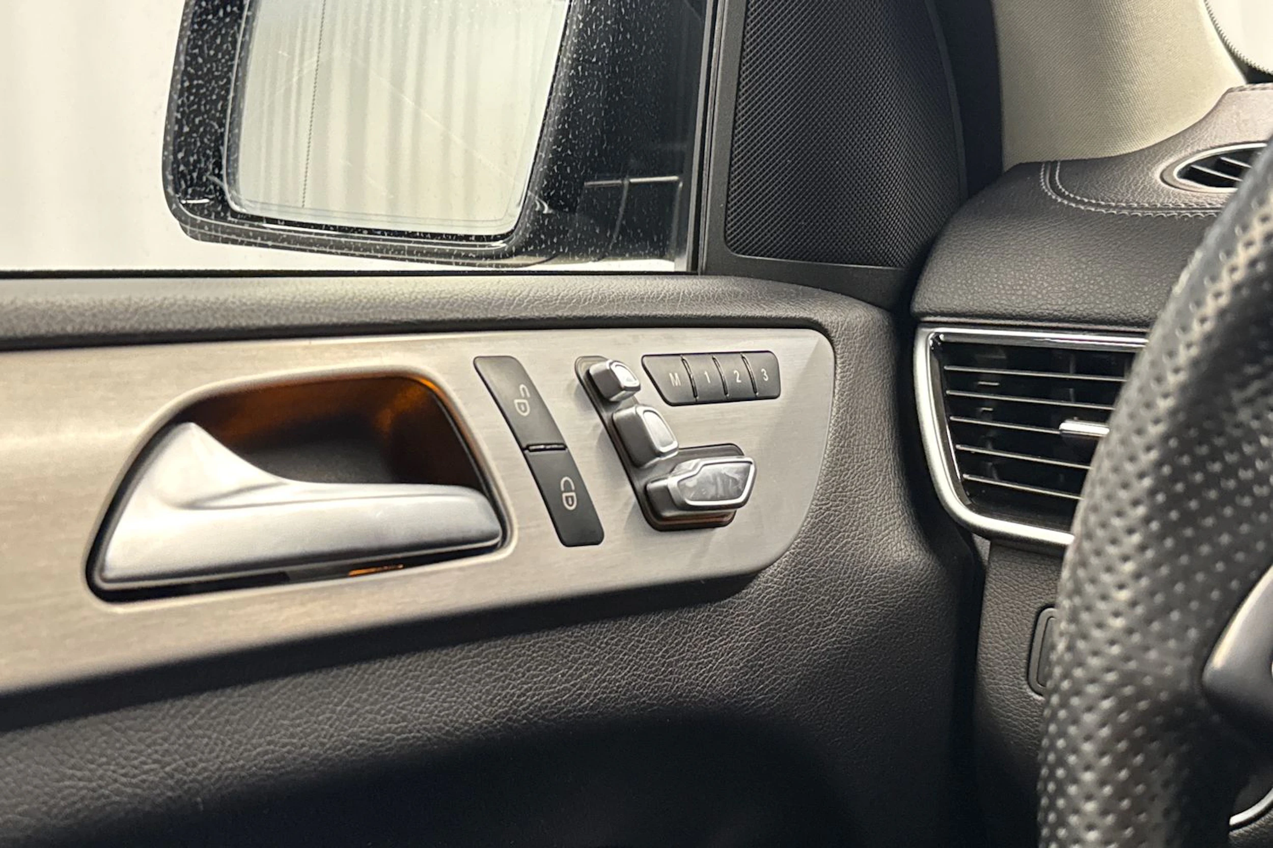 musta Mercedes-Benz GLE 2017 kuva 26.