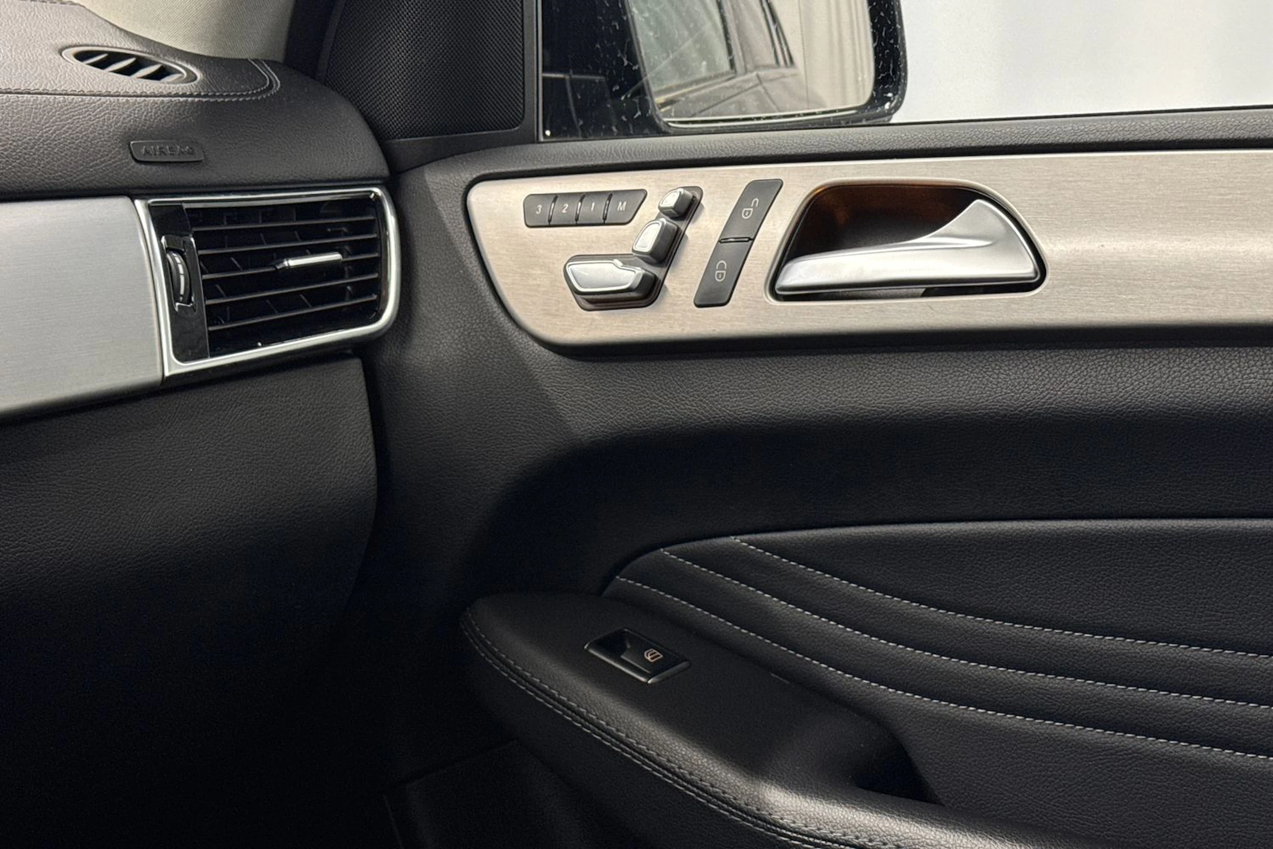 musta Mercedes-Benz GLE 2017 kuva 29.