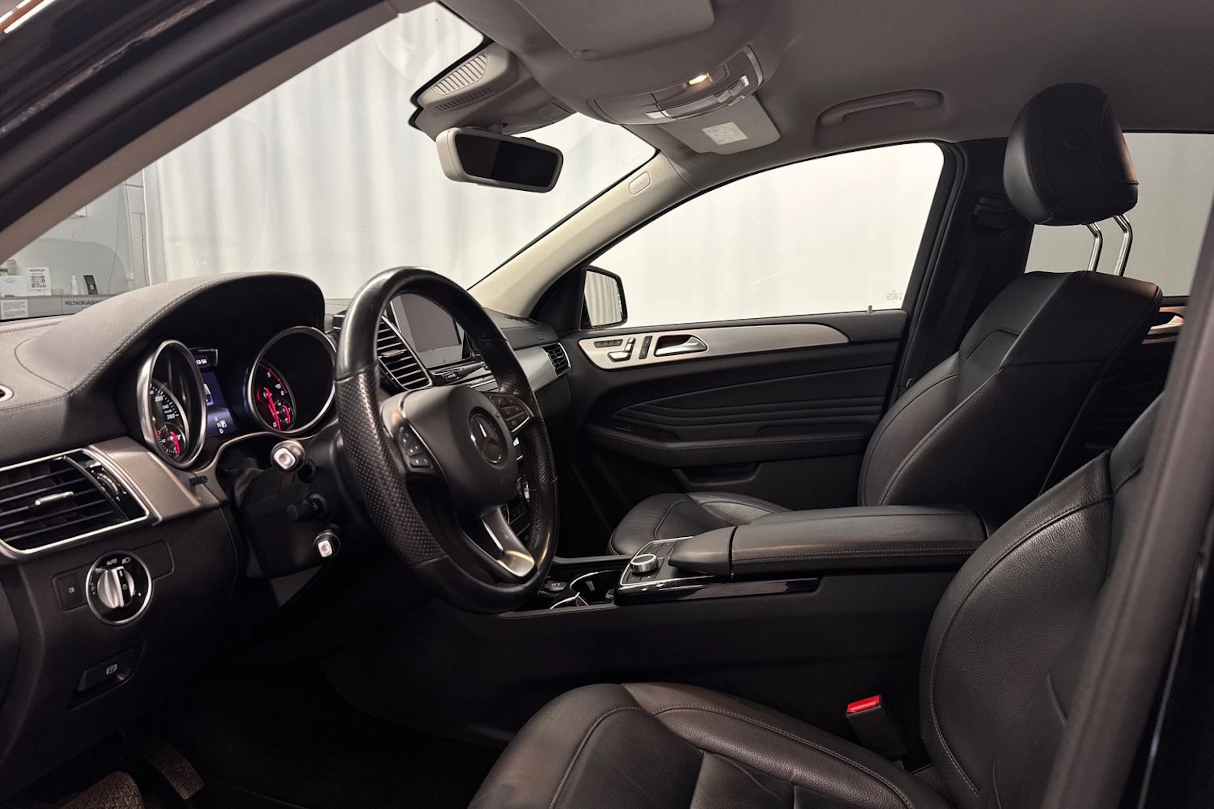 musta Mercedes-Benz GLE 2017 kuva 32.