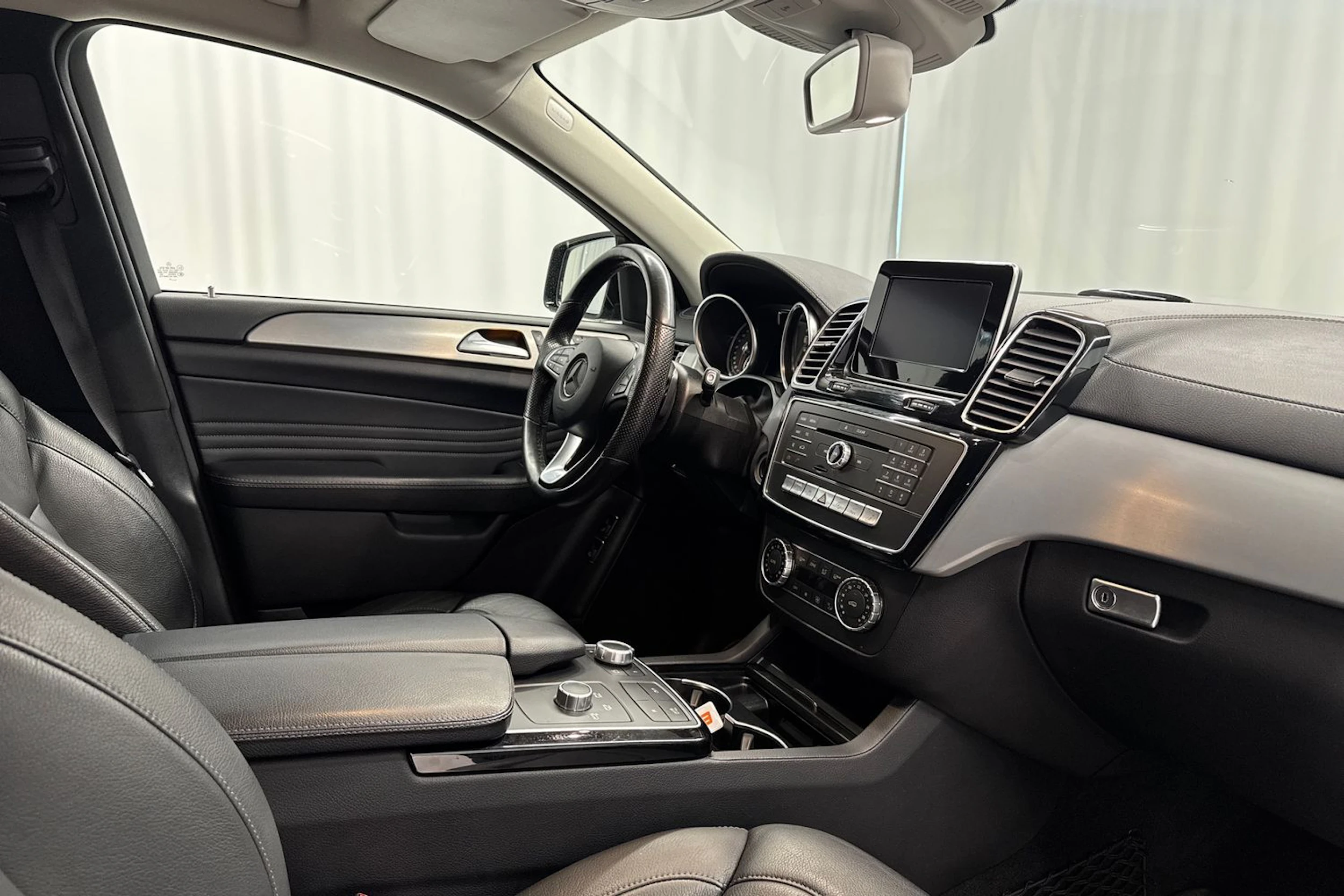 musta Mercedes-Benz GLE 2017 kuva 34.