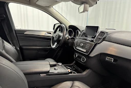 musta Mercedes-Benz GLE 2017 kuva 34.