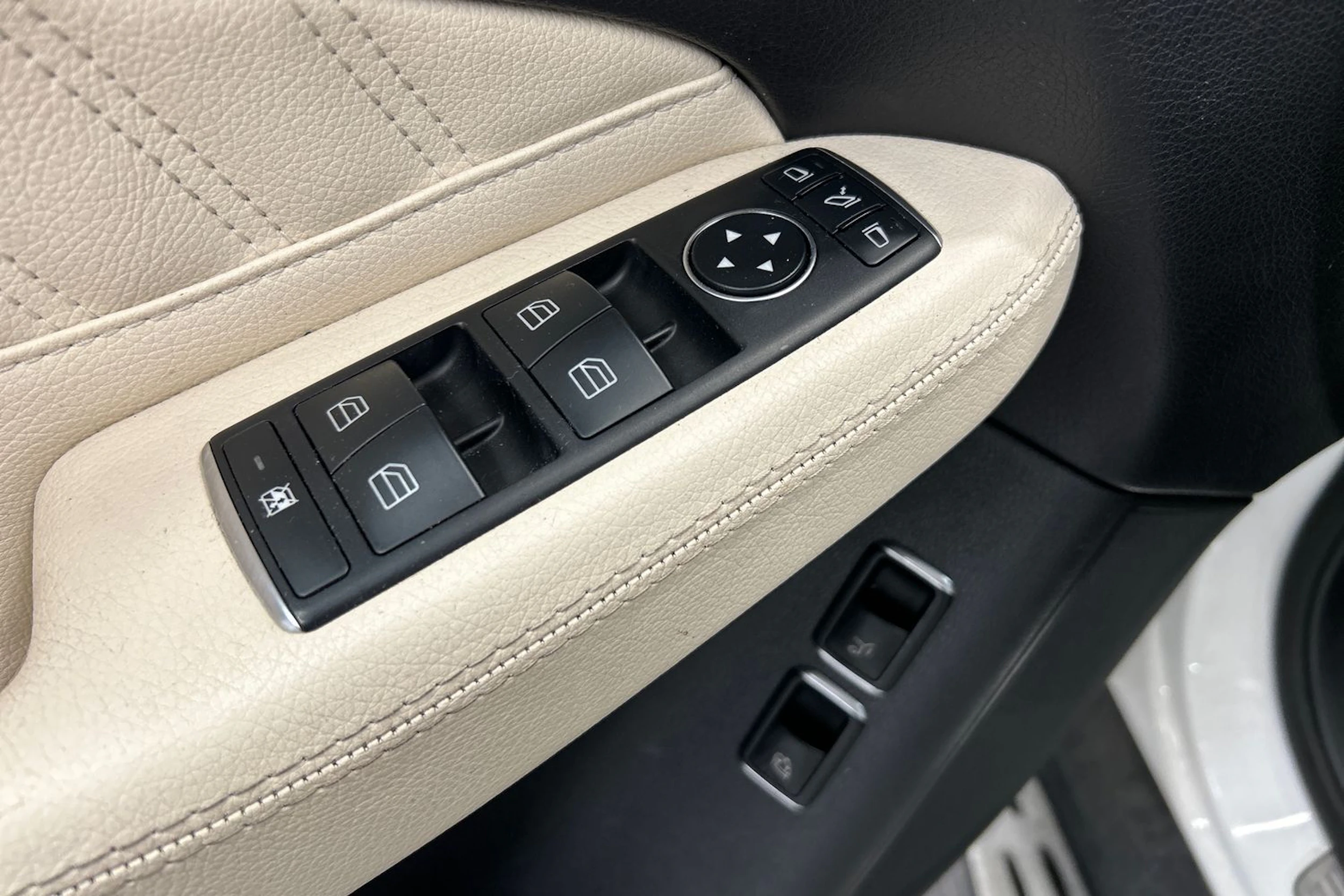 valkoinen Mercedes-Benz GLE 2017 kuva 19.