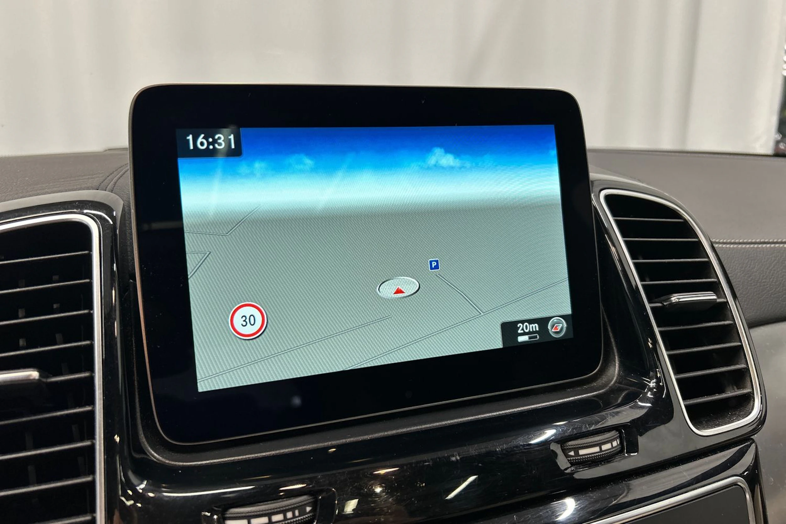 valkoinen Mercedes-Benz GLE 2017 kuva 23.