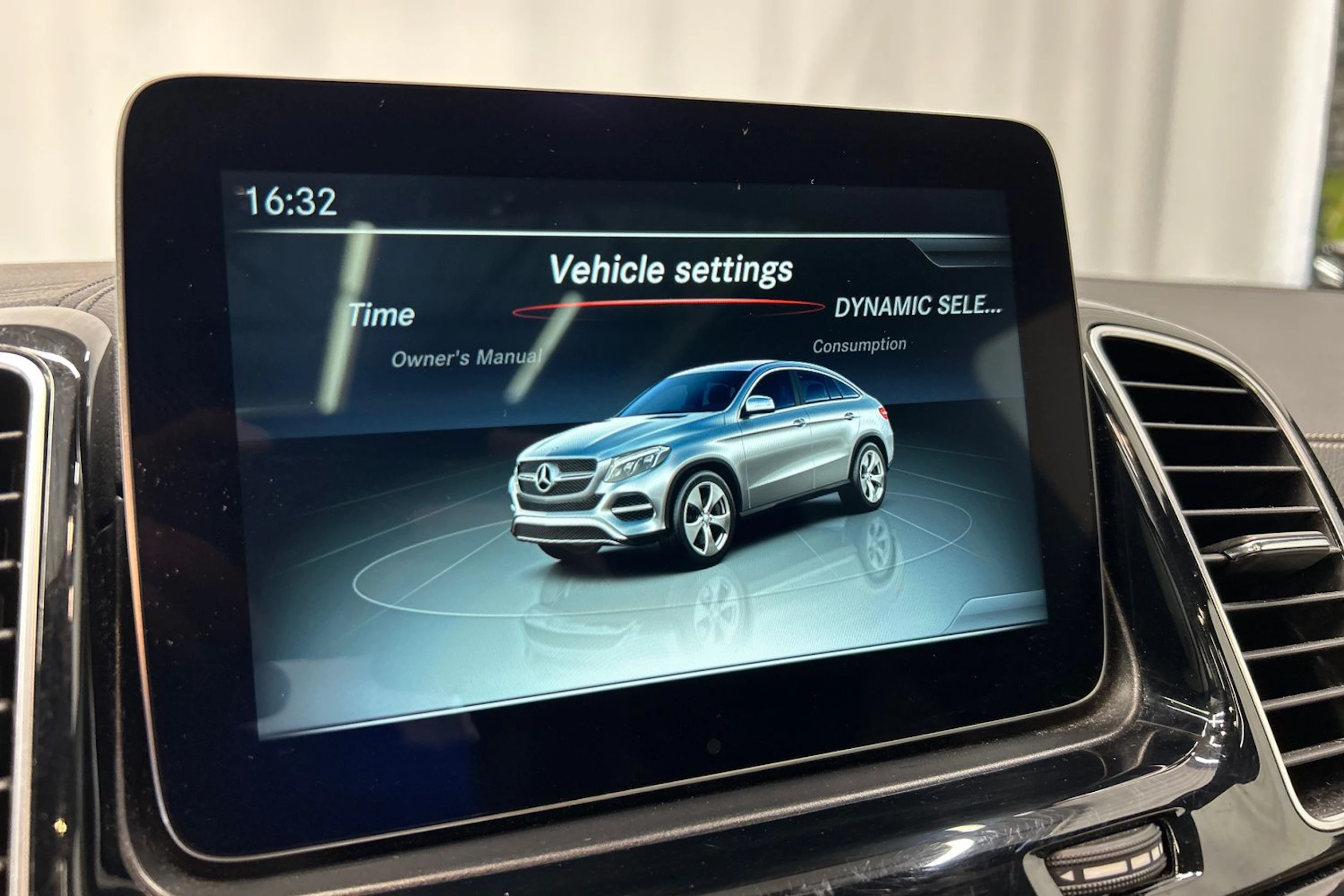 valkoinen Mercedes-Benz GLE 2017 kuva 25.