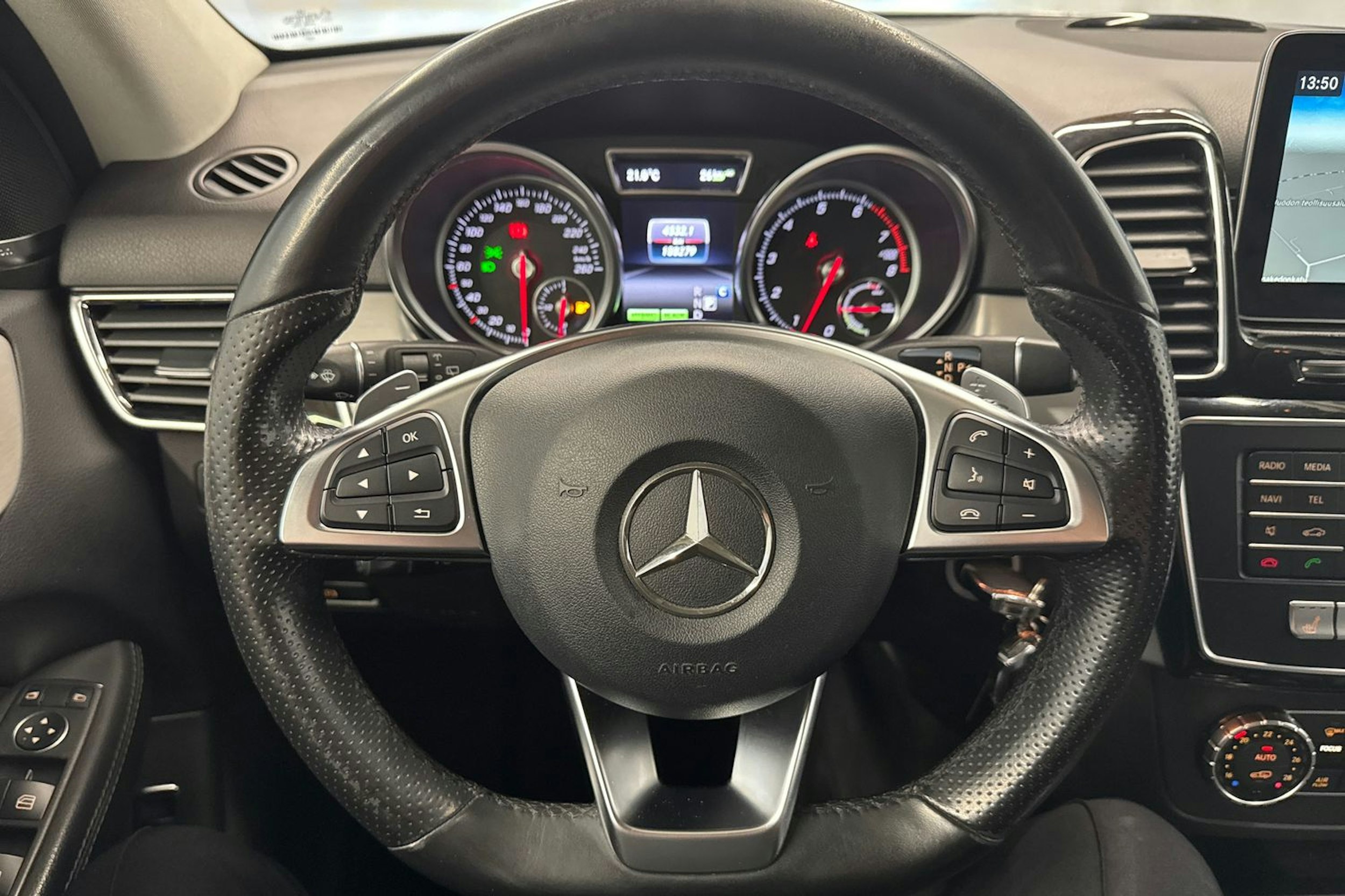harmaa Mercedes-Benz GLE 2017 kuva 19.
