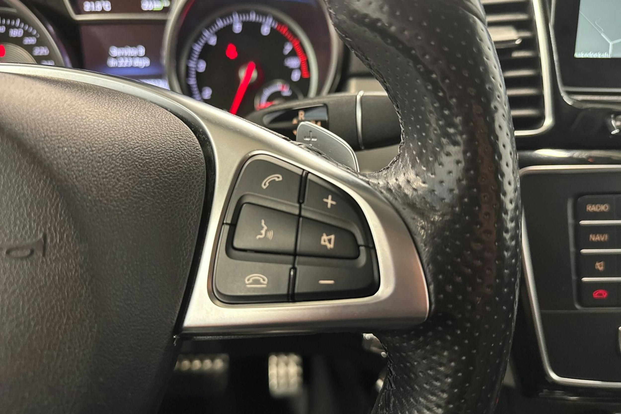 harmaa Mercedes-Benz GLE 2017 kuva 24.