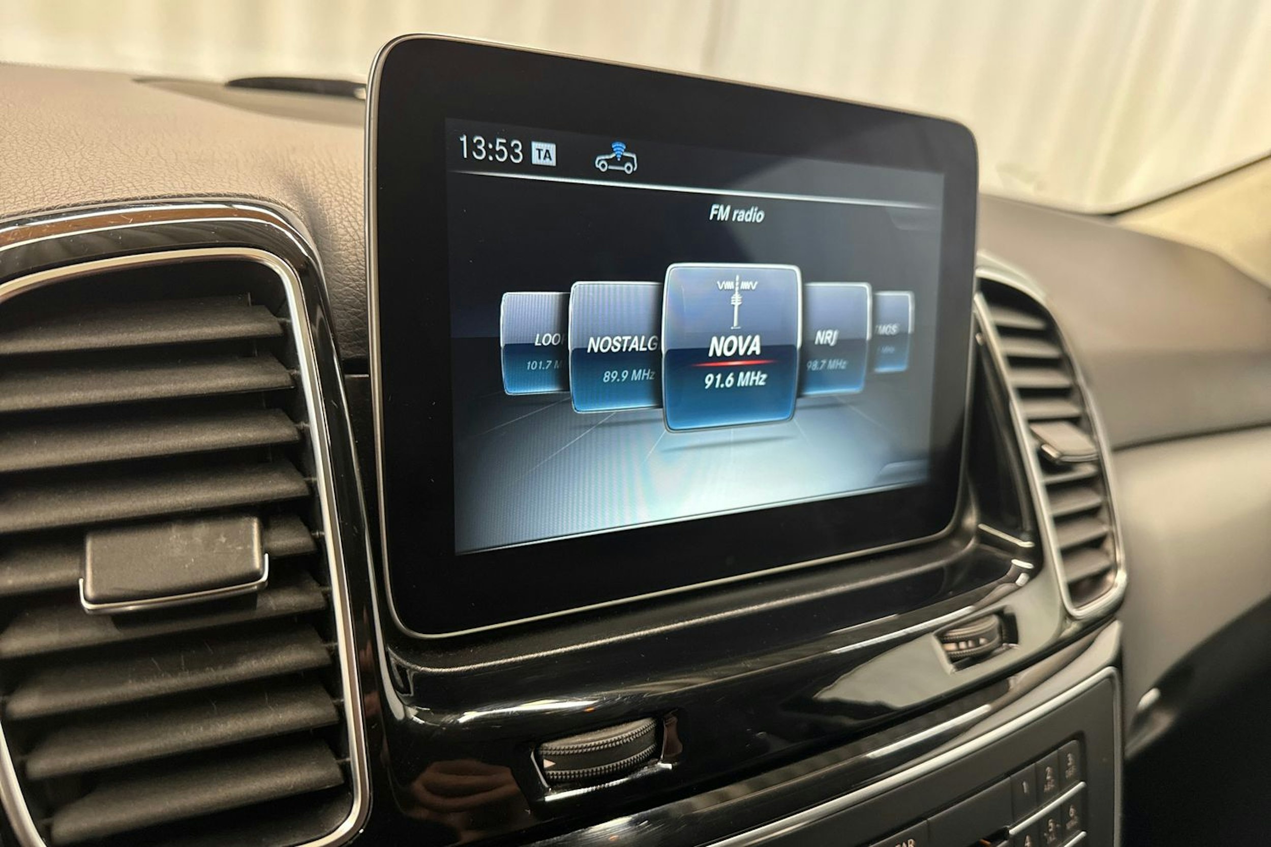 harmaa Mercedes-Benz GLE 2017 kuva 28.