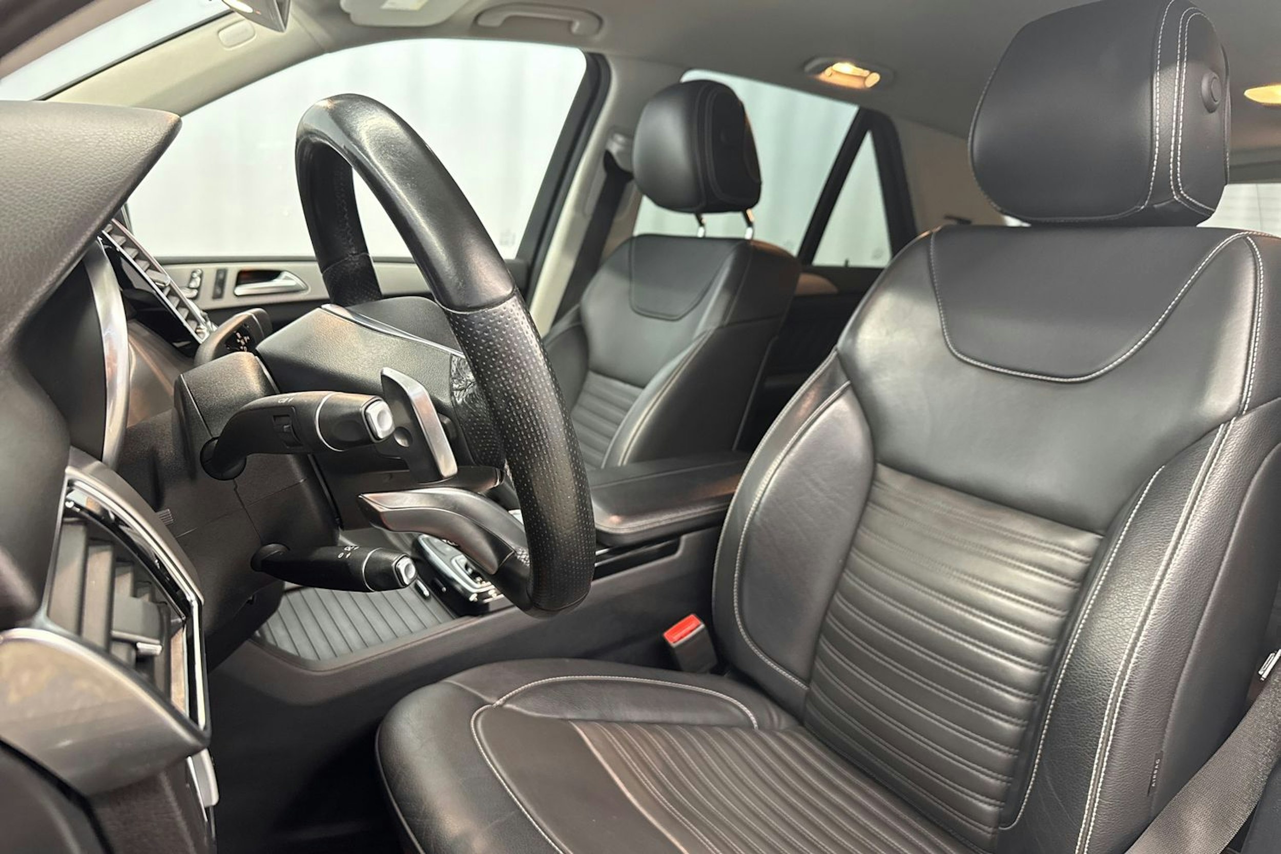 harmaa Mercedes-Benz GLE 2017 kuva 29.