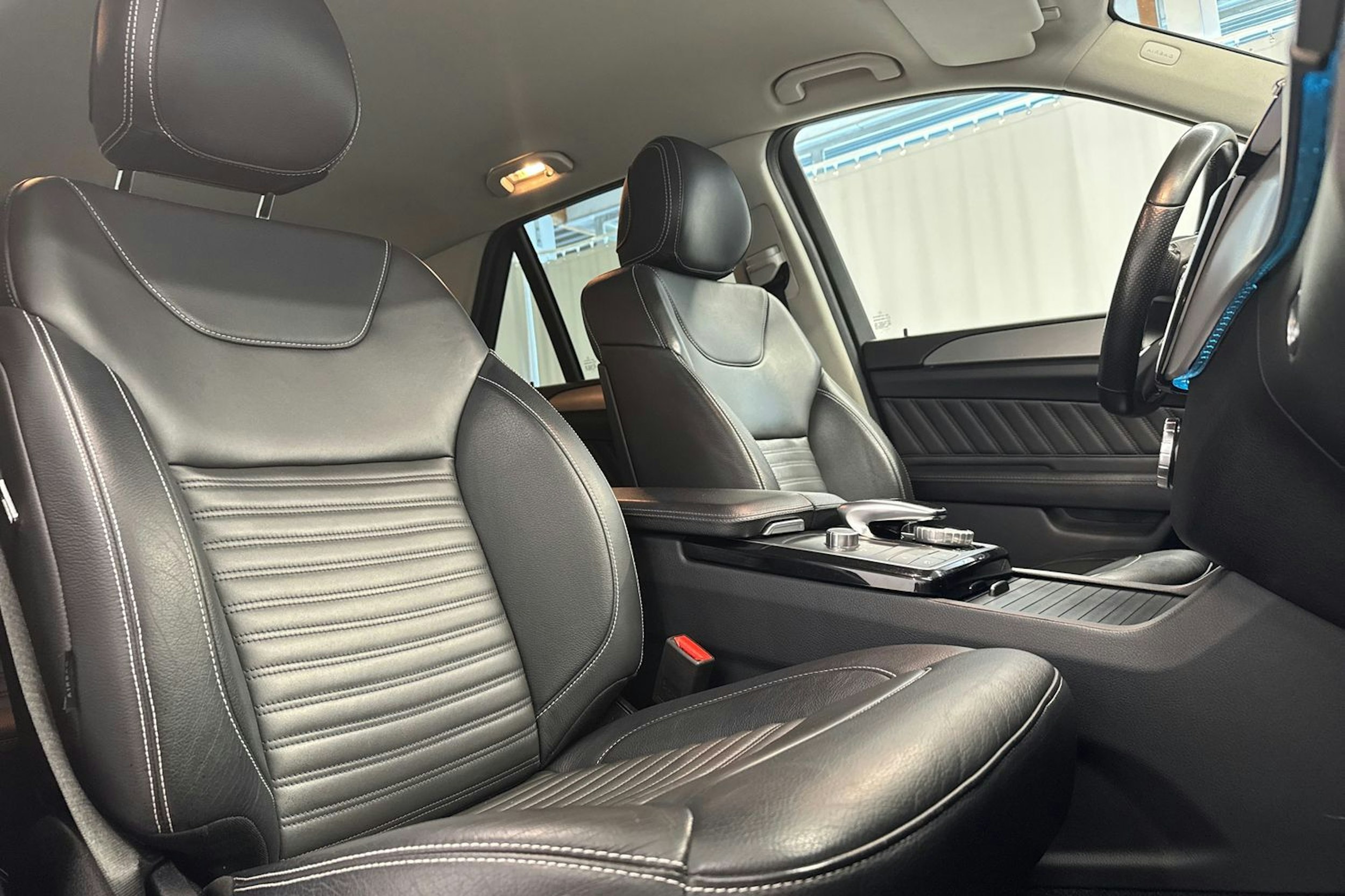 harmaa Mercedes-Benz GLE 2017 kuva 30.