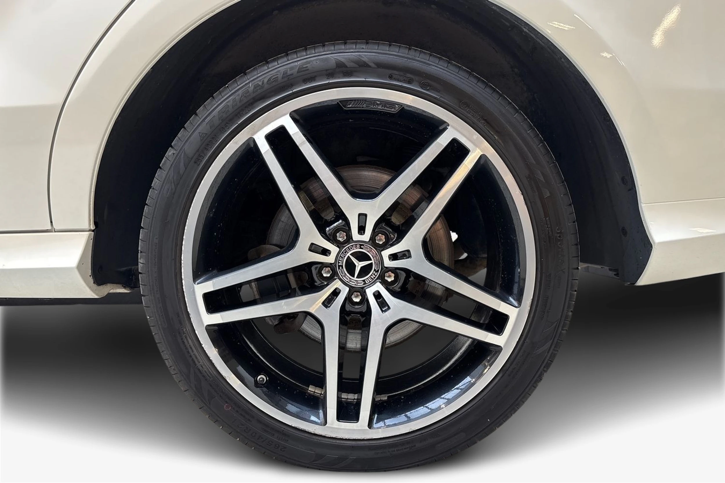 Valkoinen Mercedes-Benz GLE 2018 kuva 9.