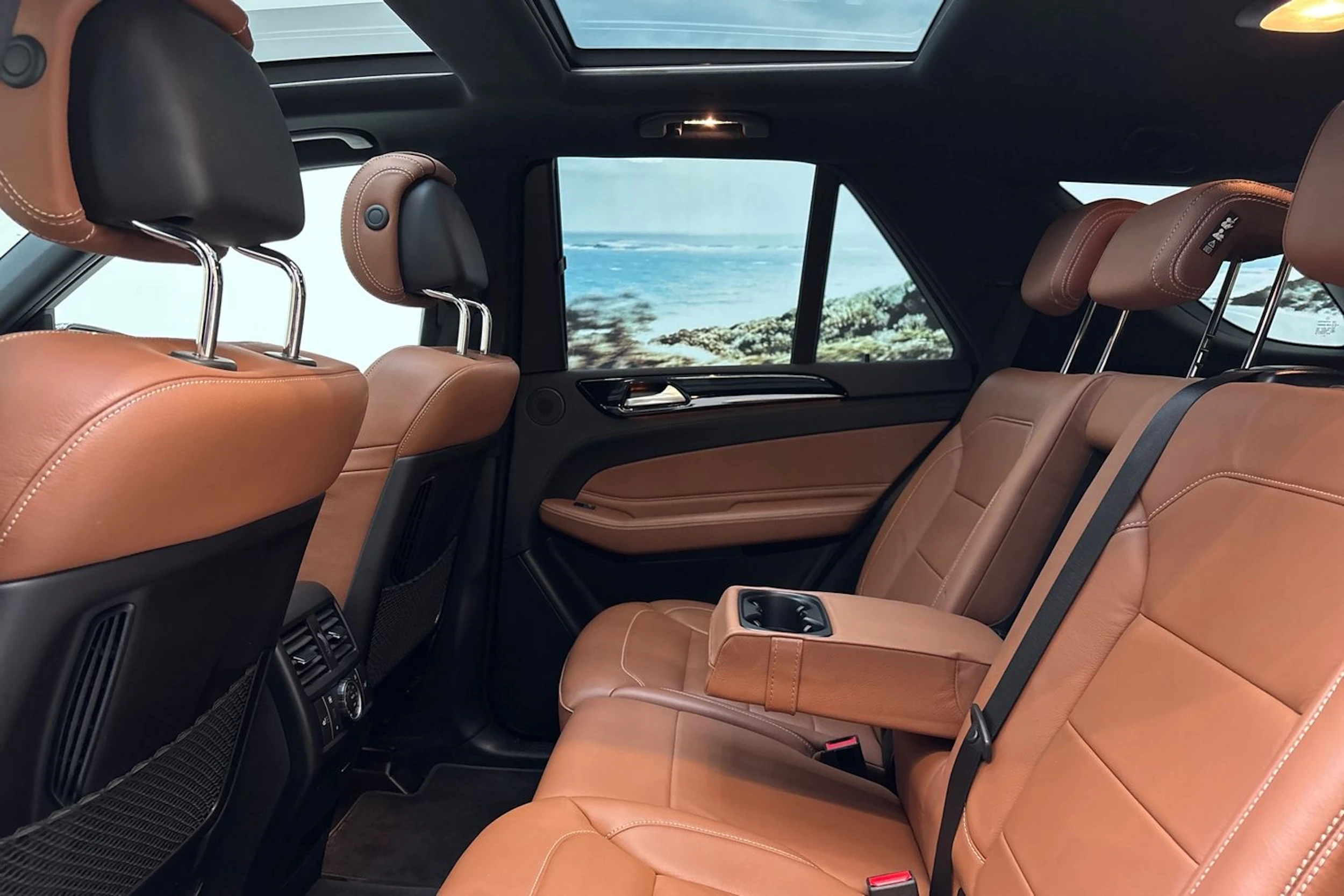 Valkoinen Mercedes-Benz GLE 2018 kuva 14.