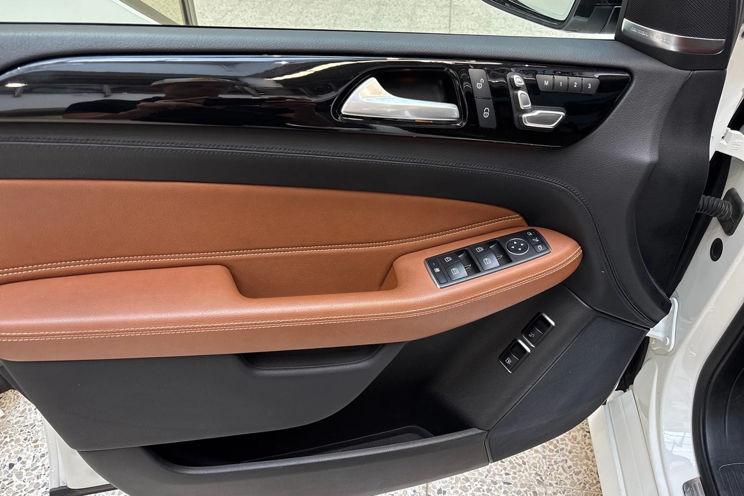 Valkoinen Mercedes-Benz GLE 2018 kuva 17.
