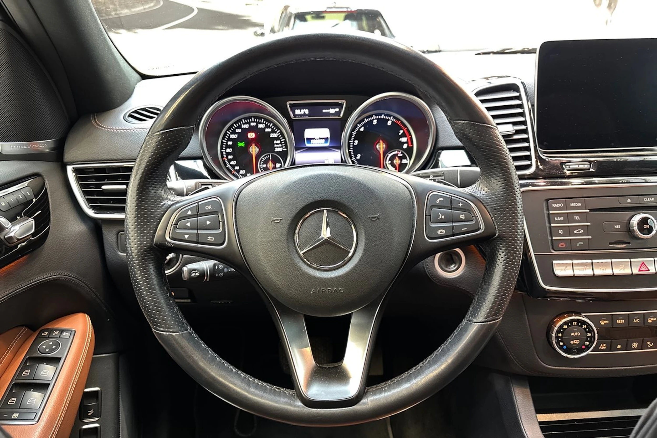 Valkoinen Mercedes-Benz GLE 2018 kuva 19.