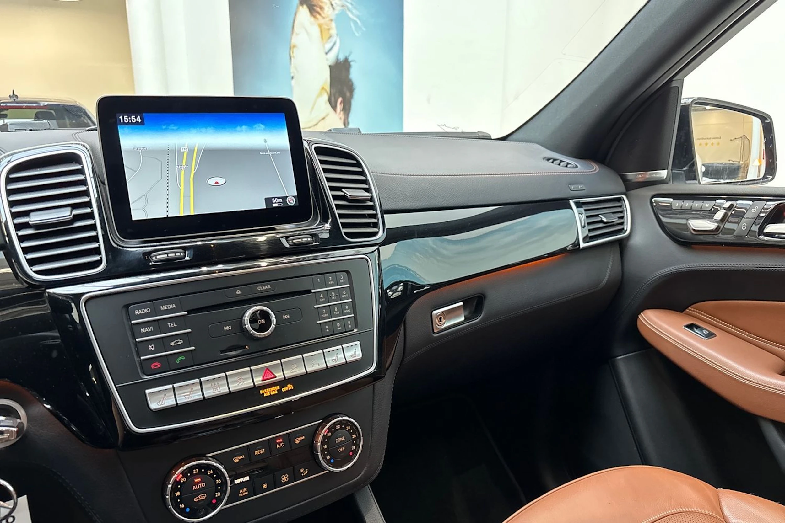 Valkoinen Mercedes-Benz GLE 2018 kuva 23.