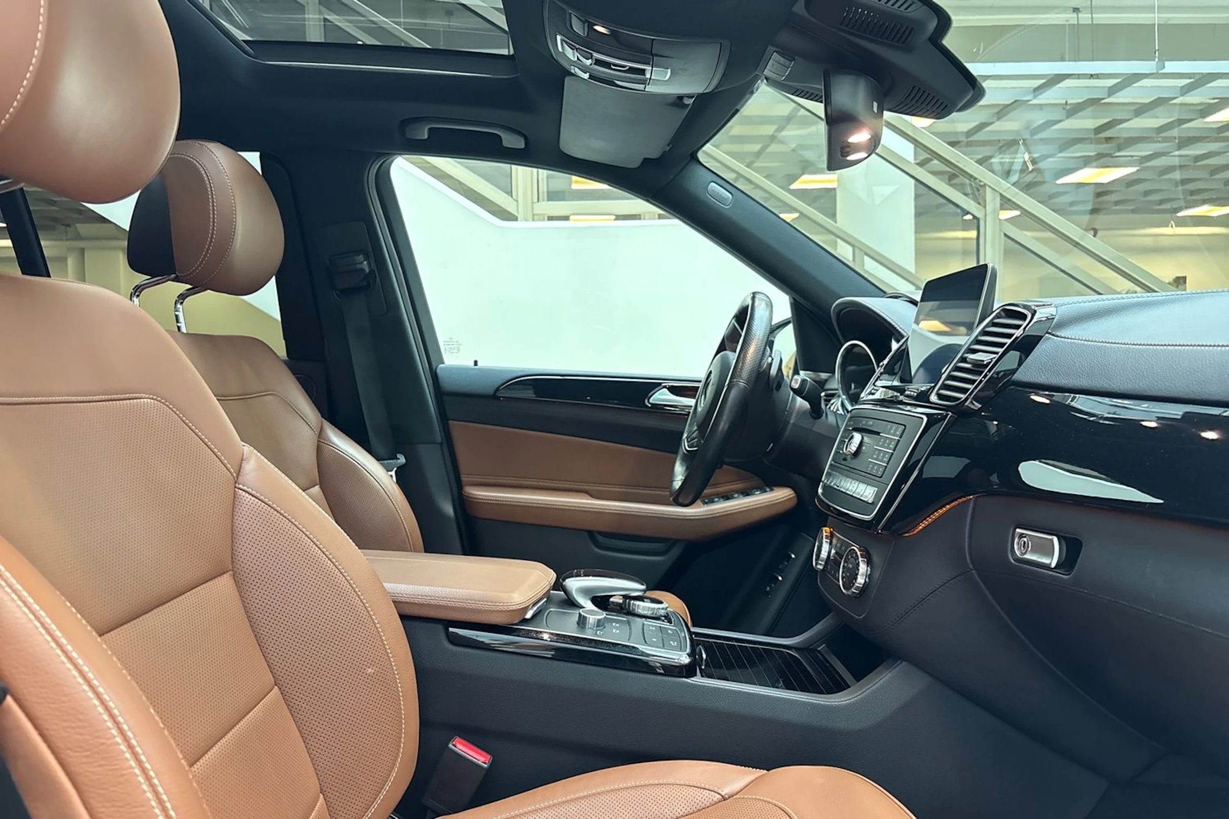 Valkoinen Mercedes-Benz GLE 2018 kuva 32.
