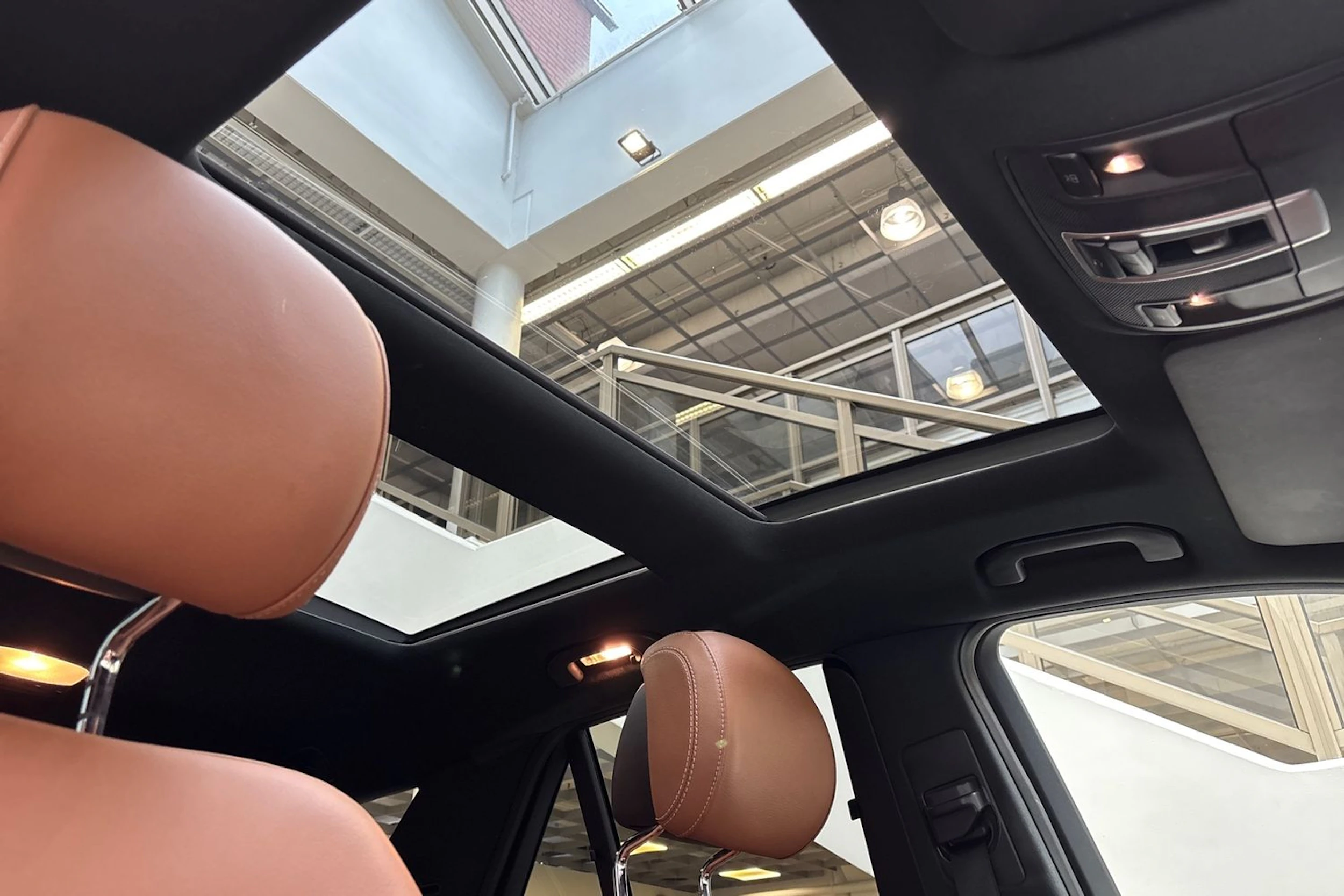 Valkoinen Mercedes-Benz GLE 2018 kuva 34.