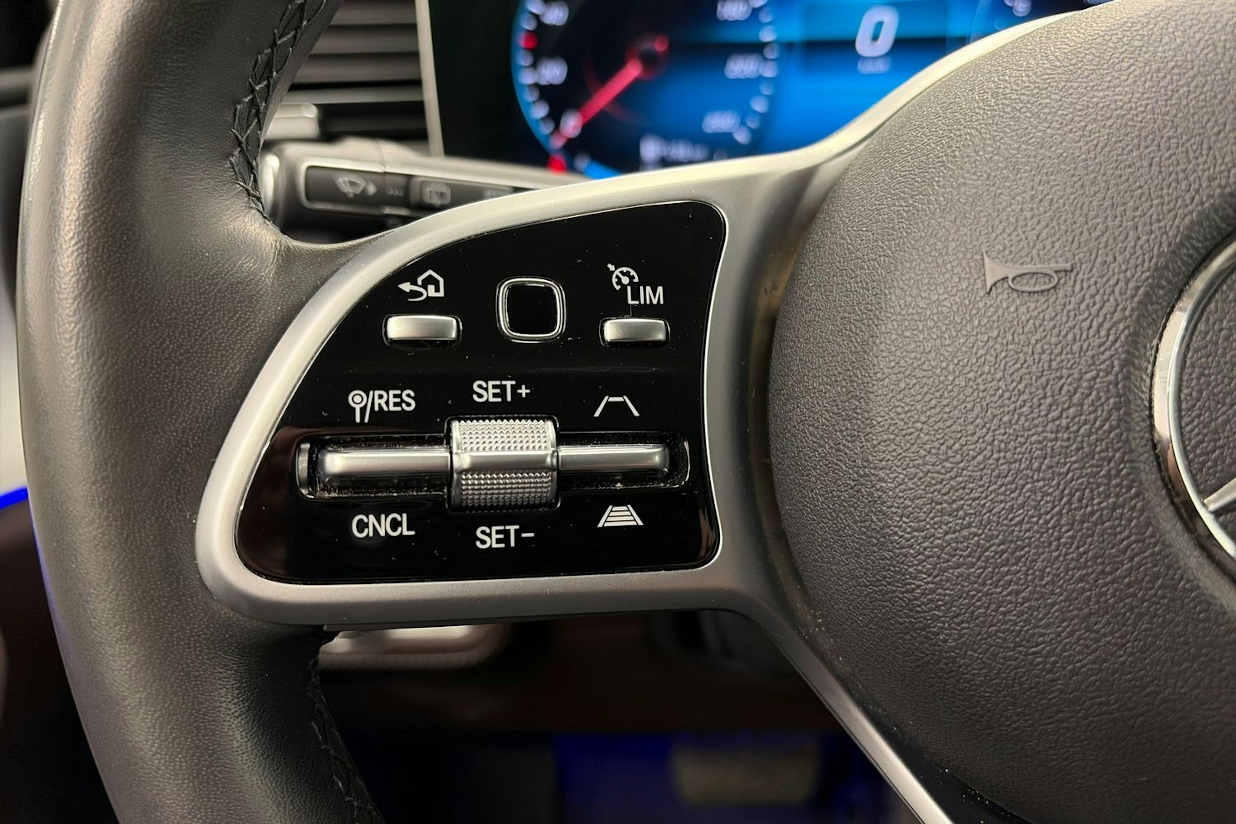 Sininen Mercedes-Benz GLE 2020 kuva 25.