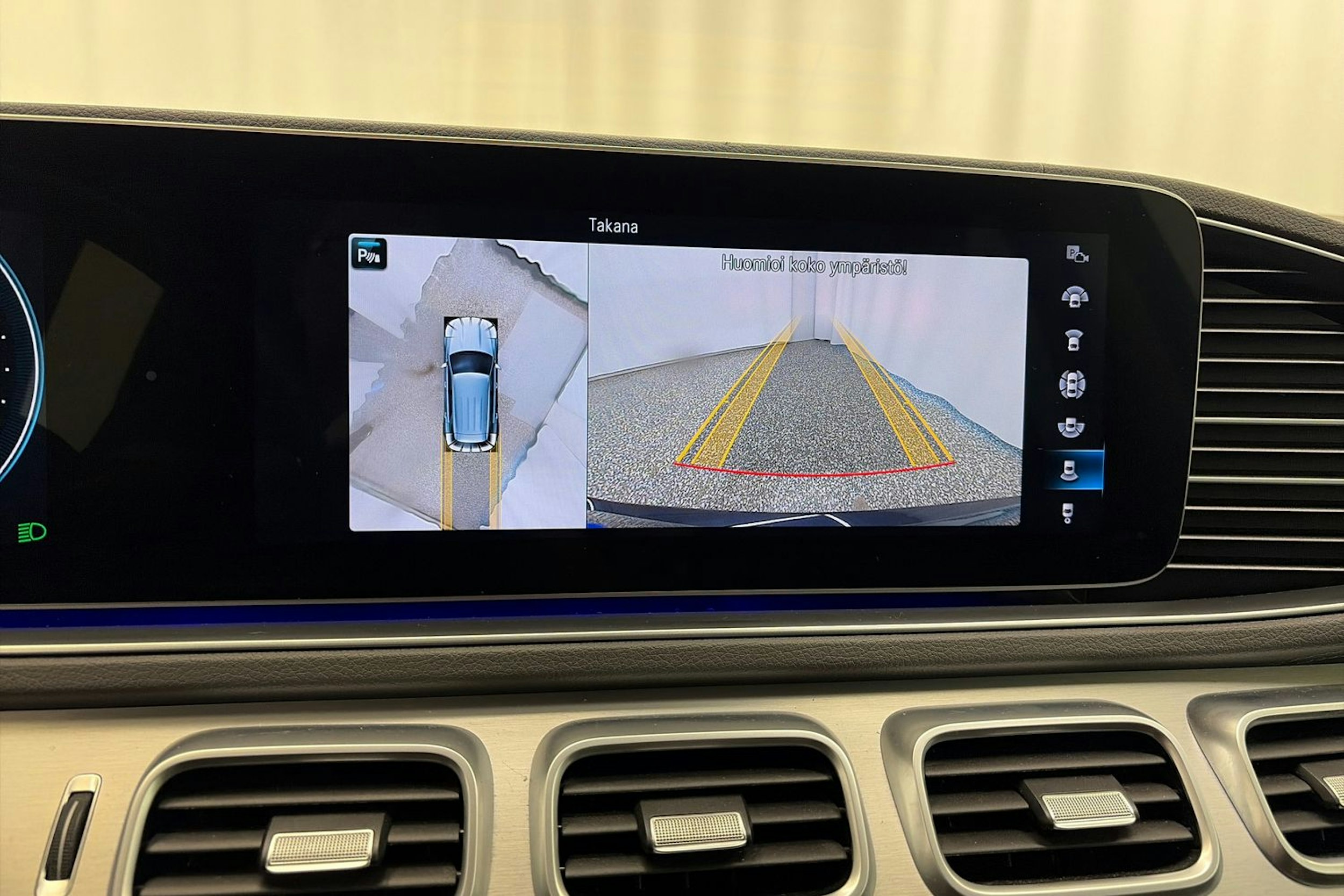 Sininen Mercedes-Benz GLE 2020 kuva 28.