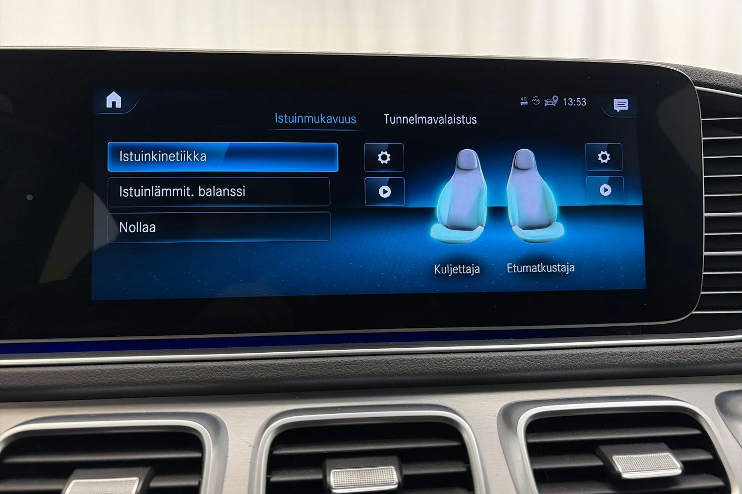 Sininen Mercedes-Benz GLE 2020 kuva 30.