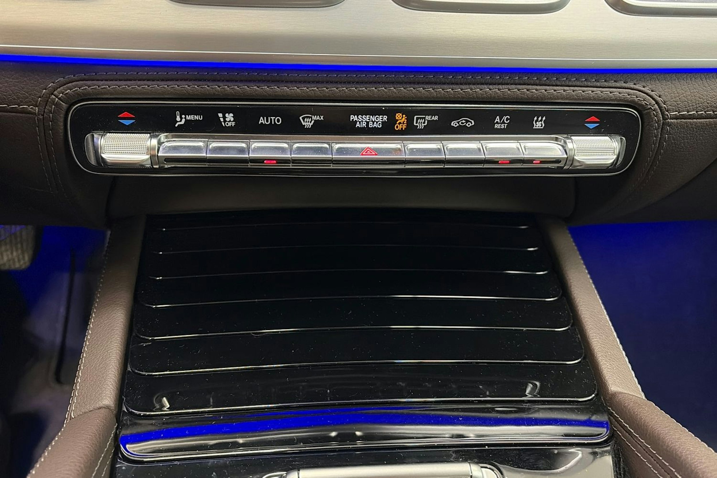 Sininen Mercedes-Benz GLE 2020 kuva 36.