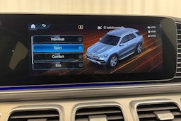 Sininen Mercedes-Benz GLE 2020 kuva 37.