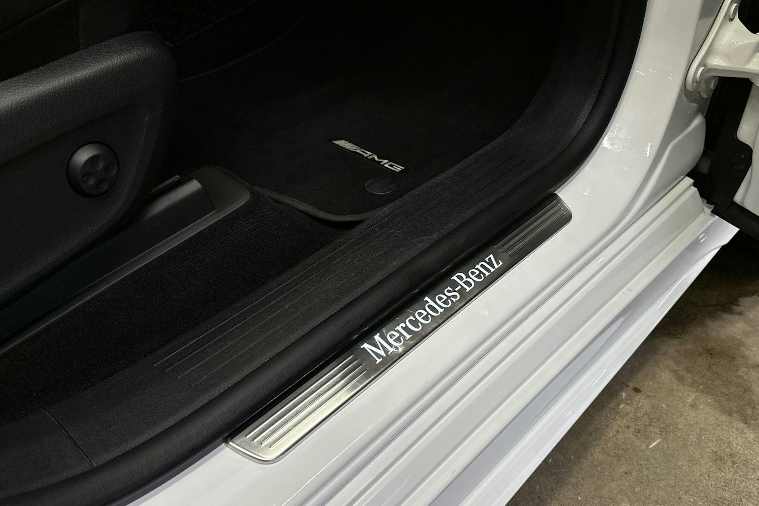 valkoinen Mercedes-Benz GLE 2020 kuva 15.