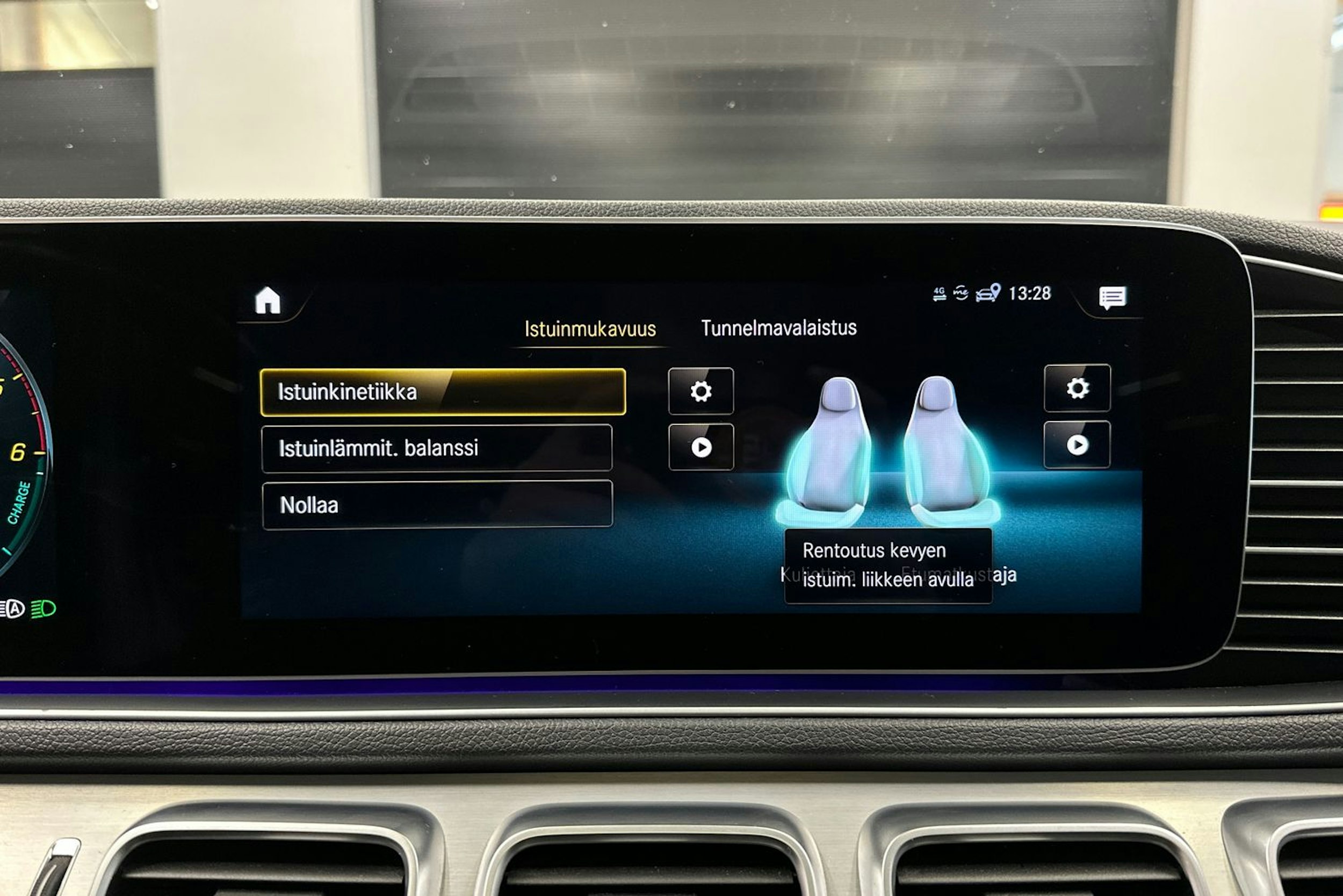 valkoinen Mercedes-Benz GLE 2020 kuva 24.