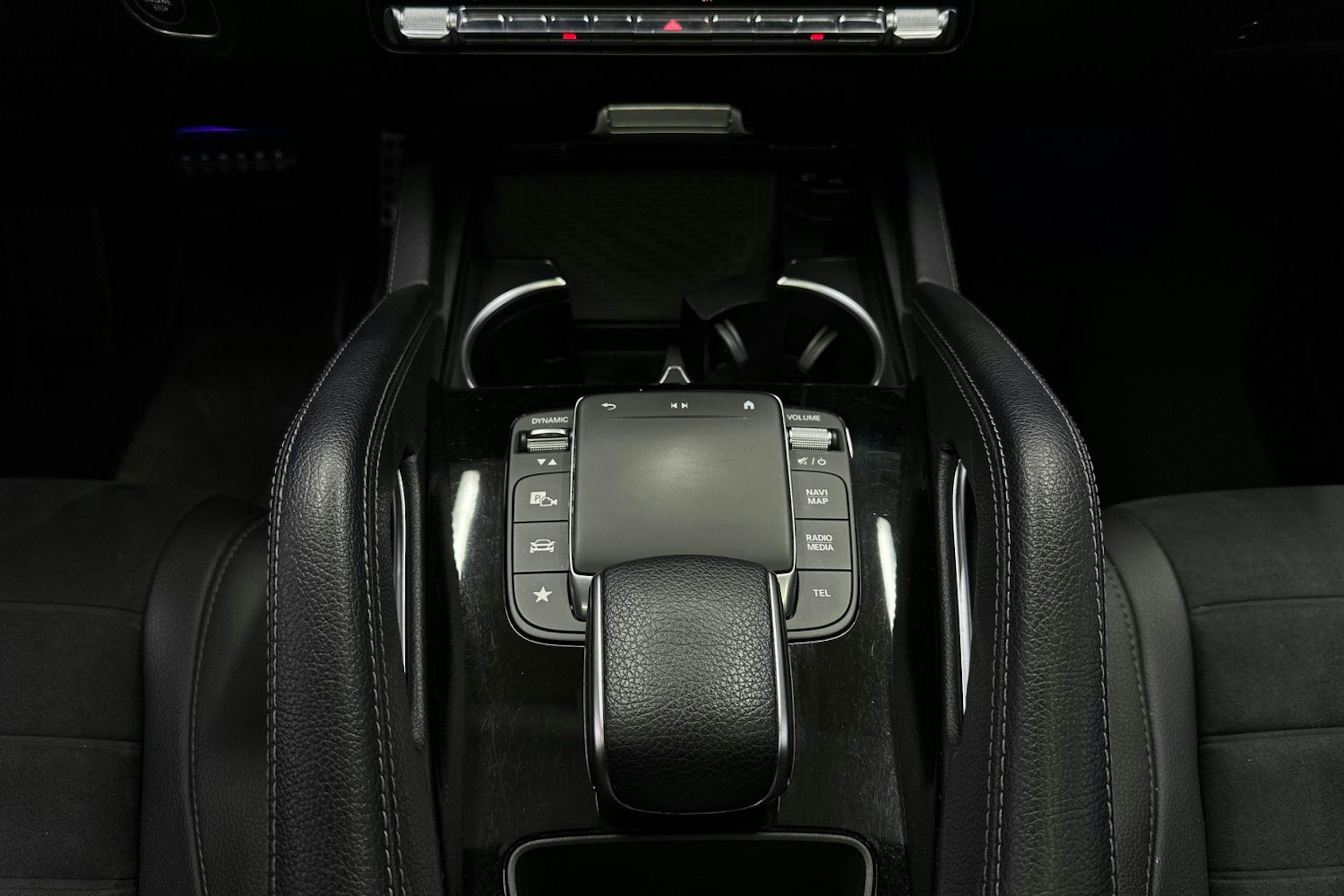 valkoinen Mercedes-Benz GLE 2020 kuva 28.