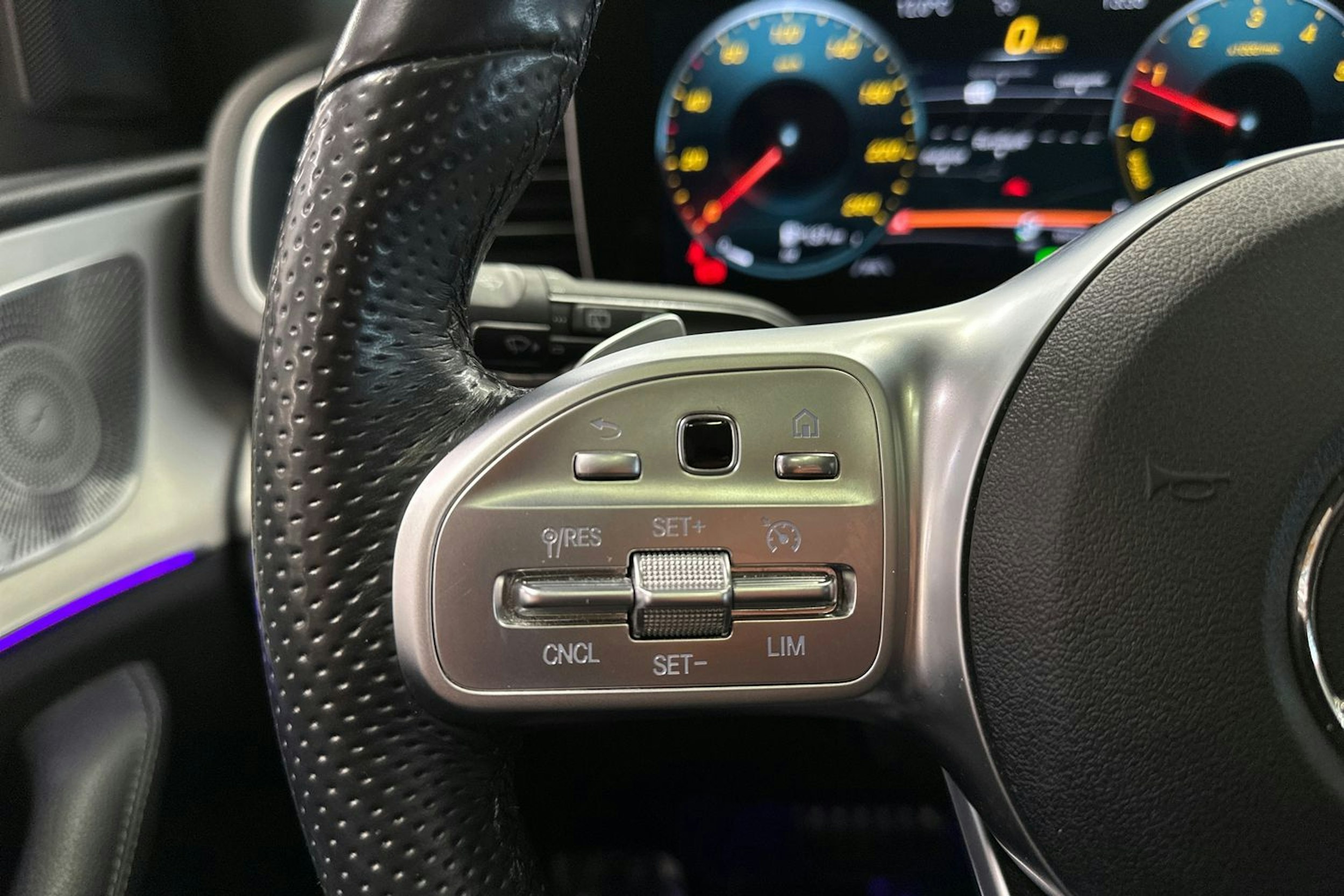 valkoinen Mercedes-Benz GLE 2020 kuva 32.