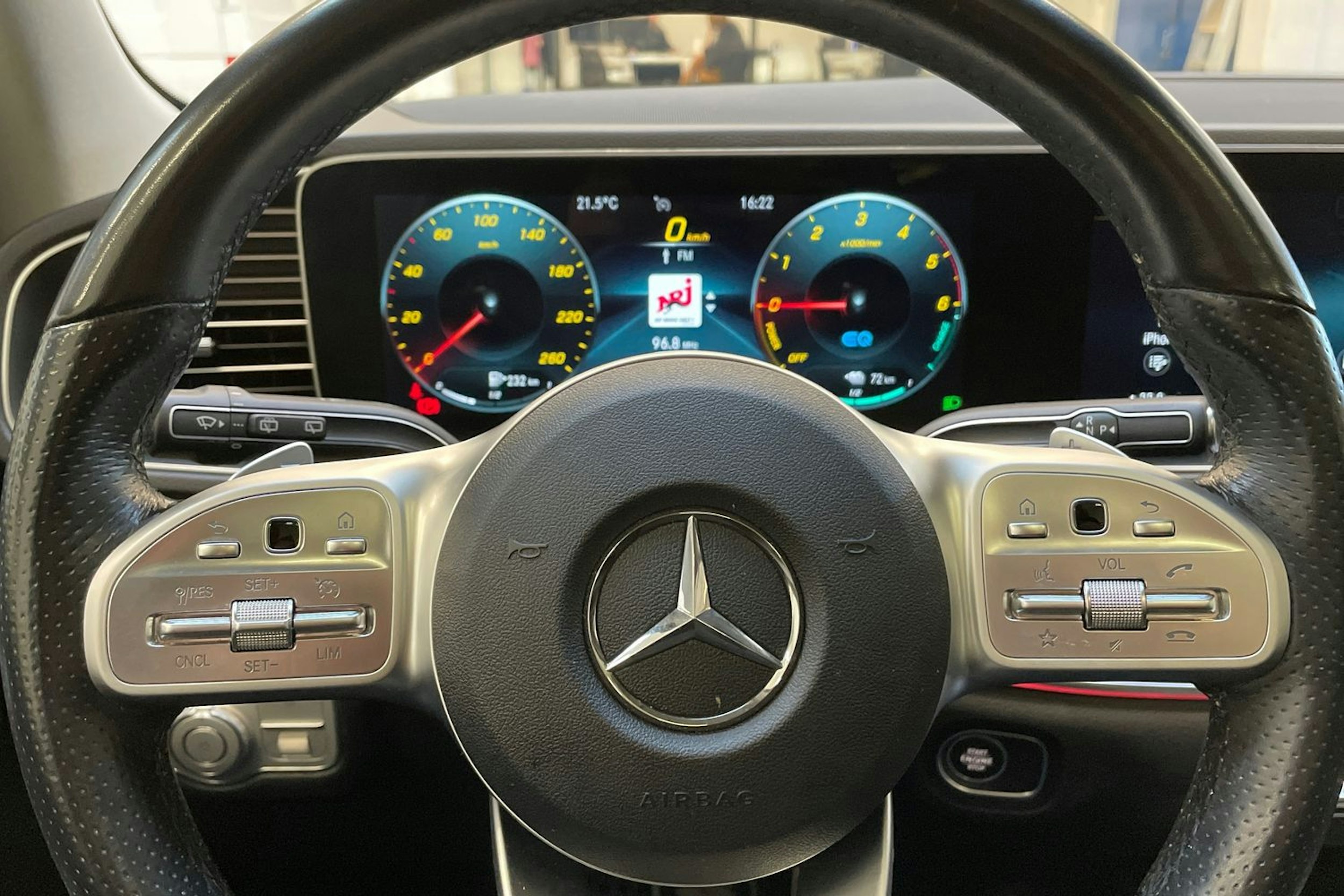 valkoinen Mercedes-Benz GLE 2020 kuva 16.
