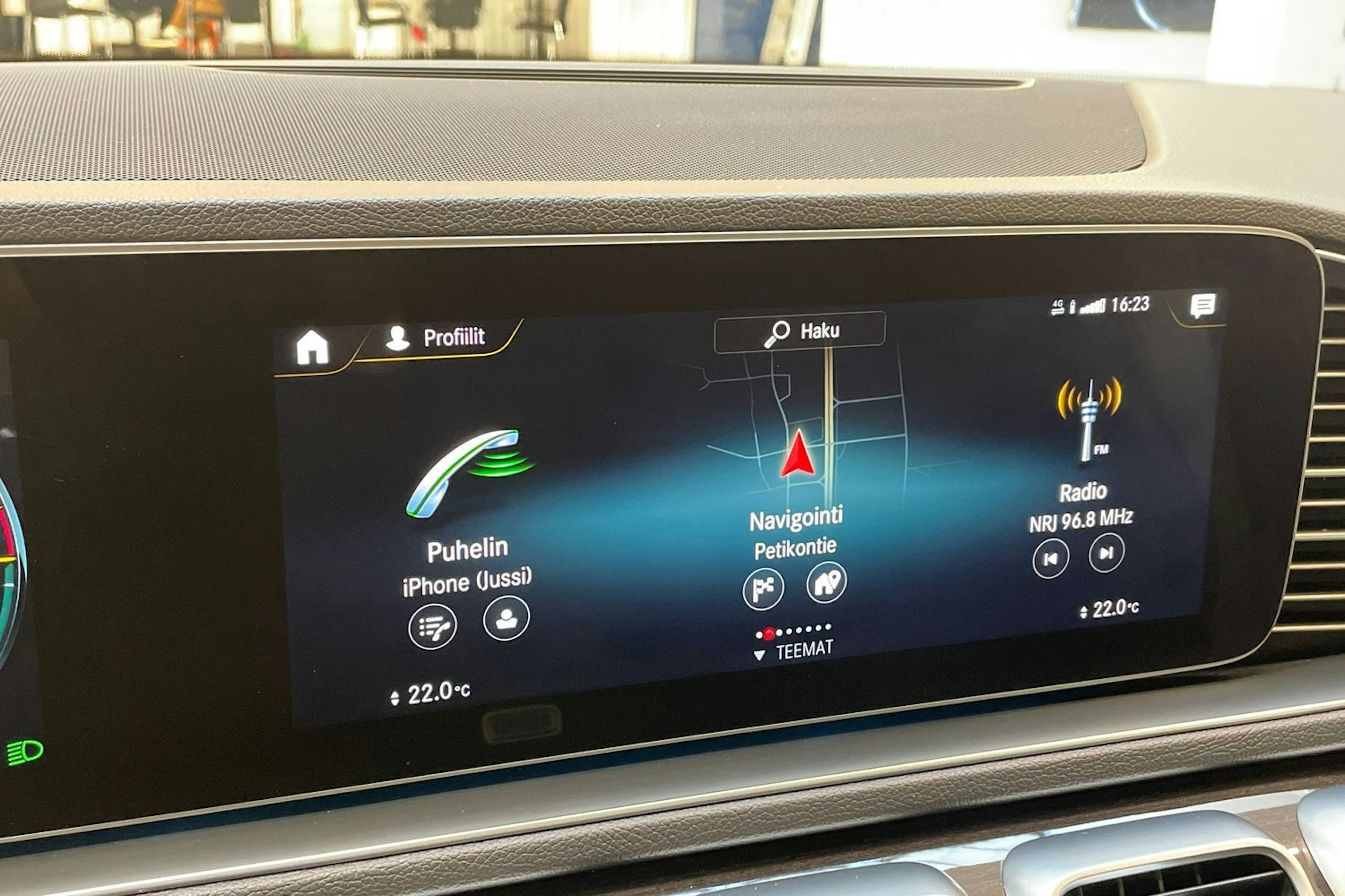 valkoinen Mercedes-Benz GLE 2020 kuva 17.