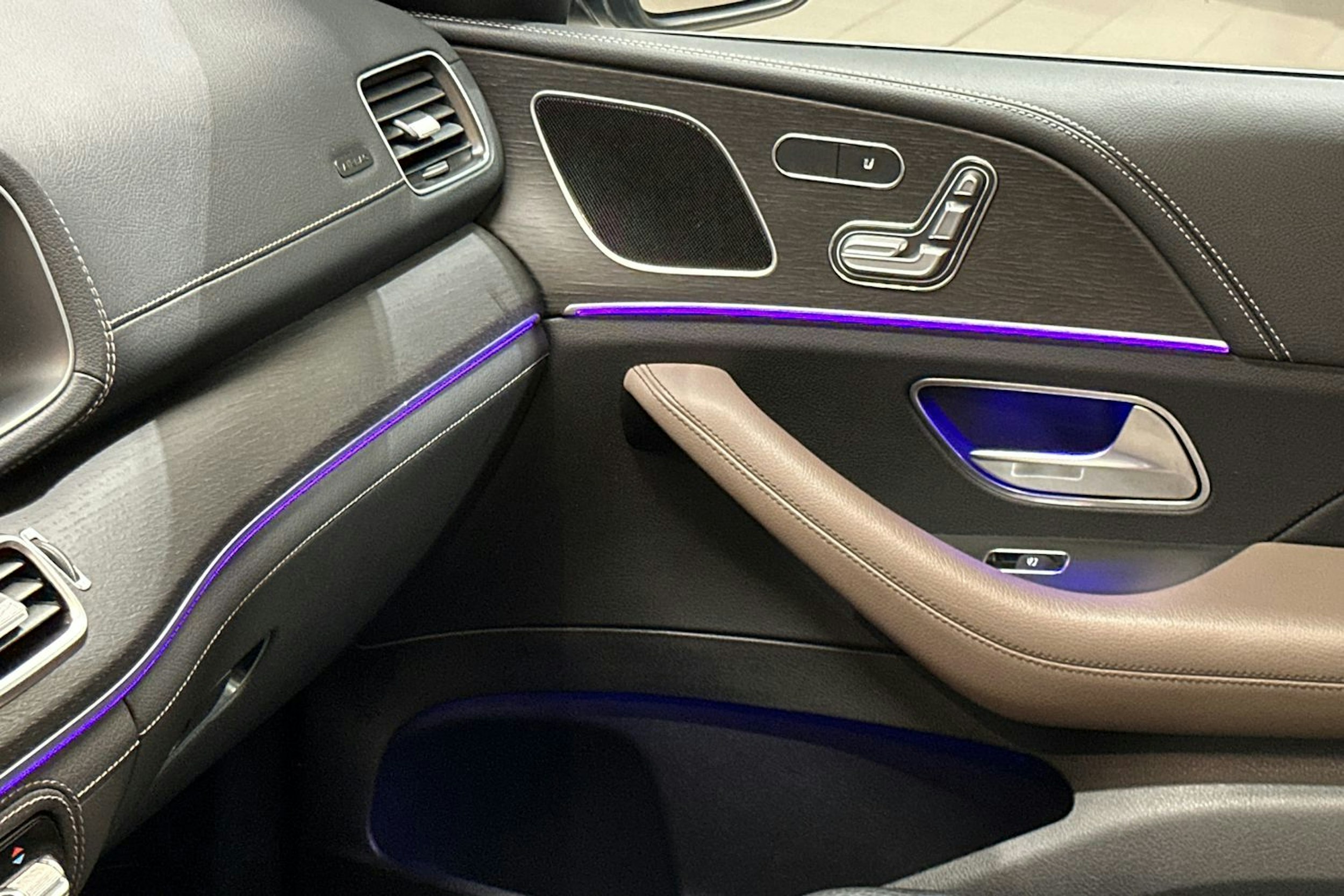Musta Mercedes-Benz GLE 2020 kuva 16.