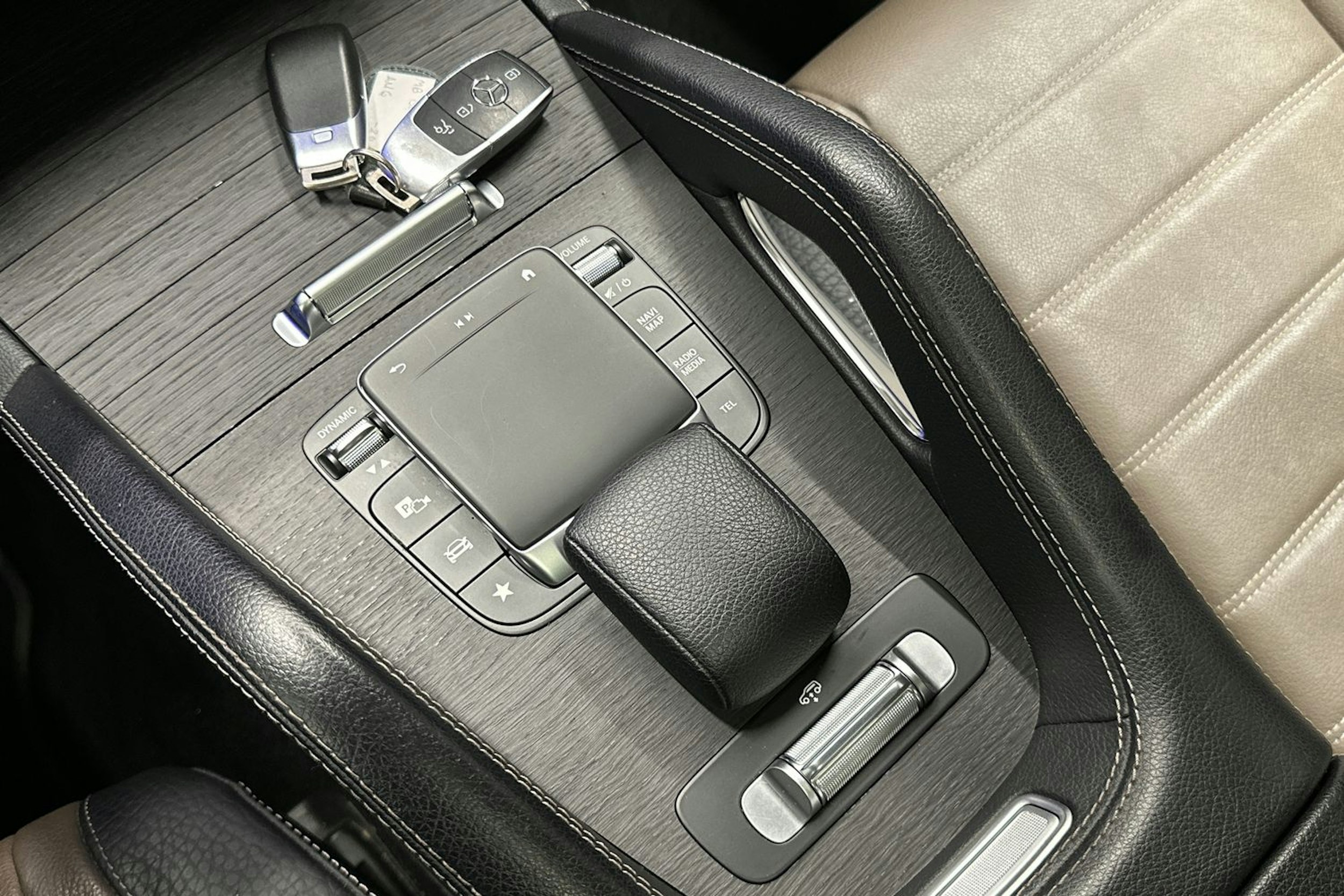 Musta Mercedes-Benz GLE 2020 kuva 28.
