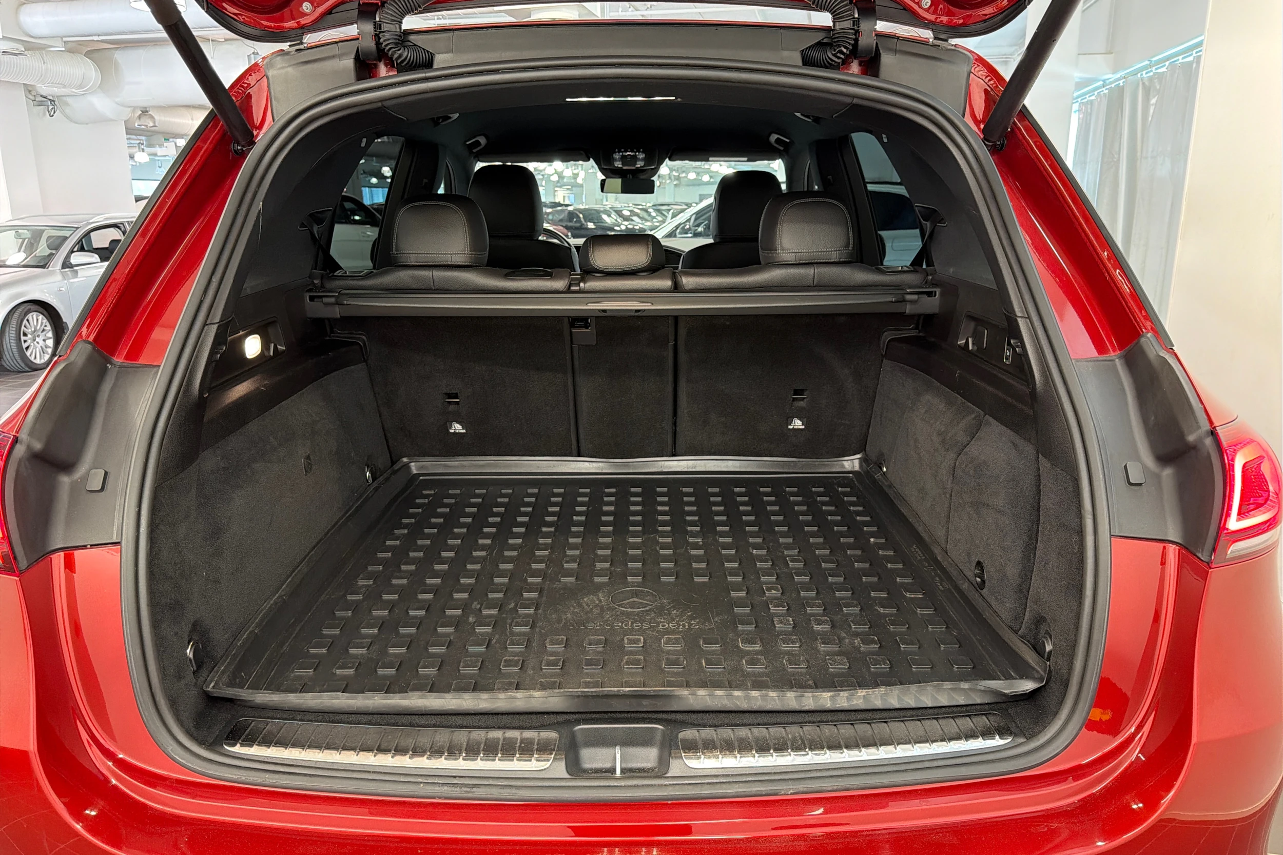 punainen Mercedes-Benz GLE 2021 kuva 9.