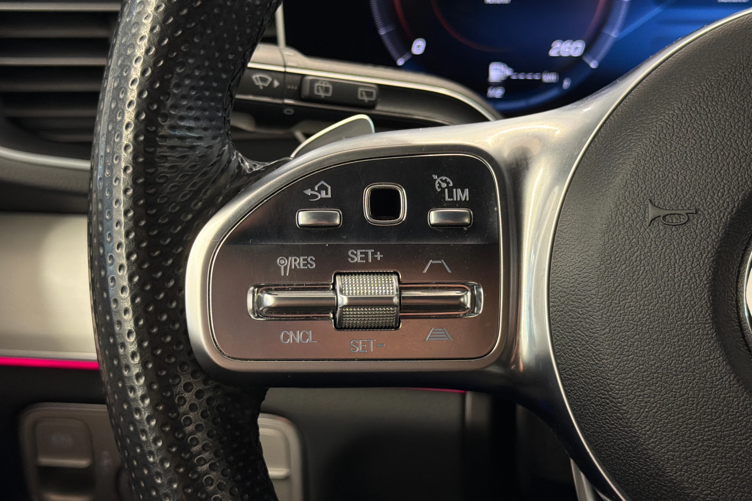 punainen Mercedes-Benz GLE 2021 kuva 13.