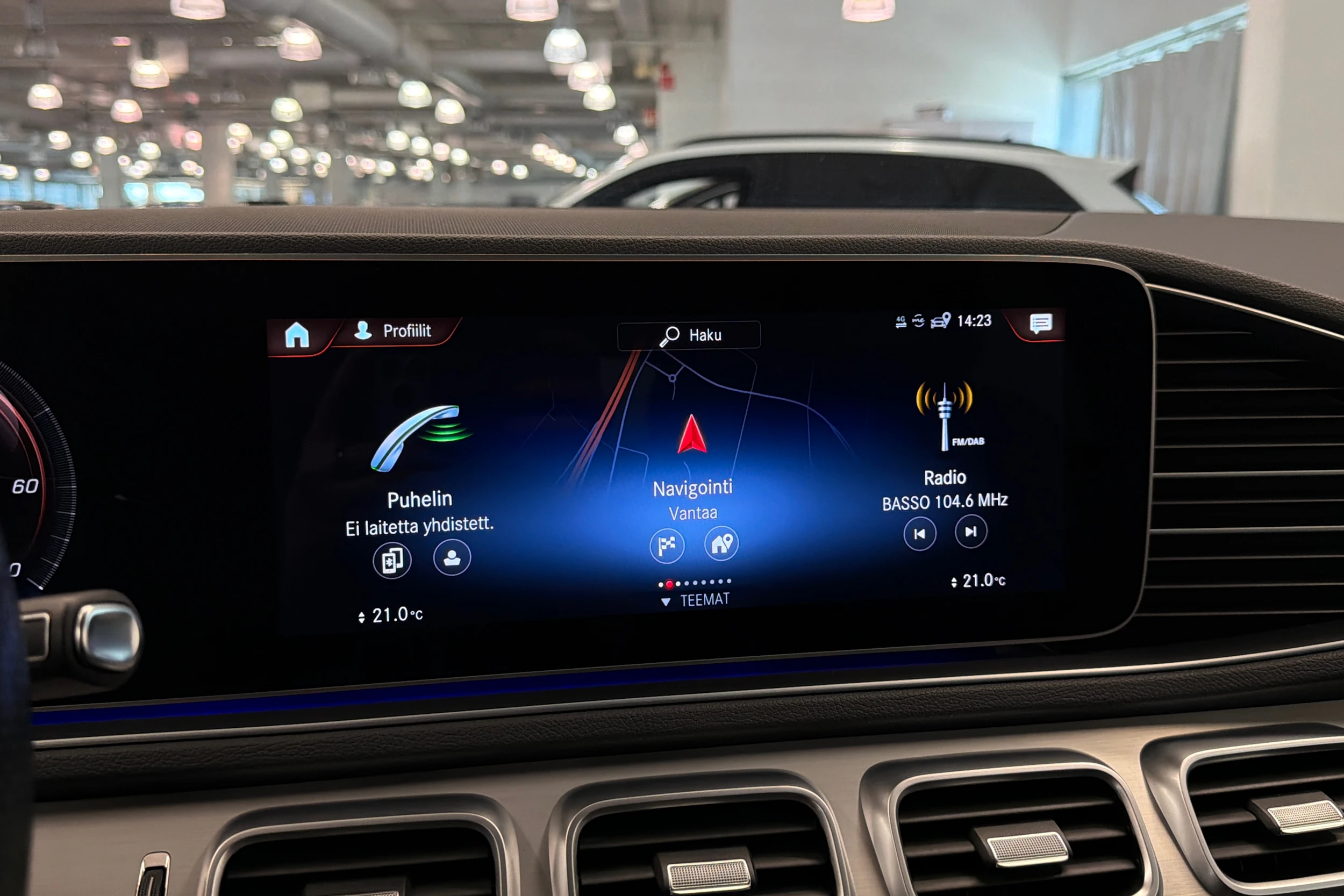 punainen Mercedes-Benz GLE 2021 kuva 21.