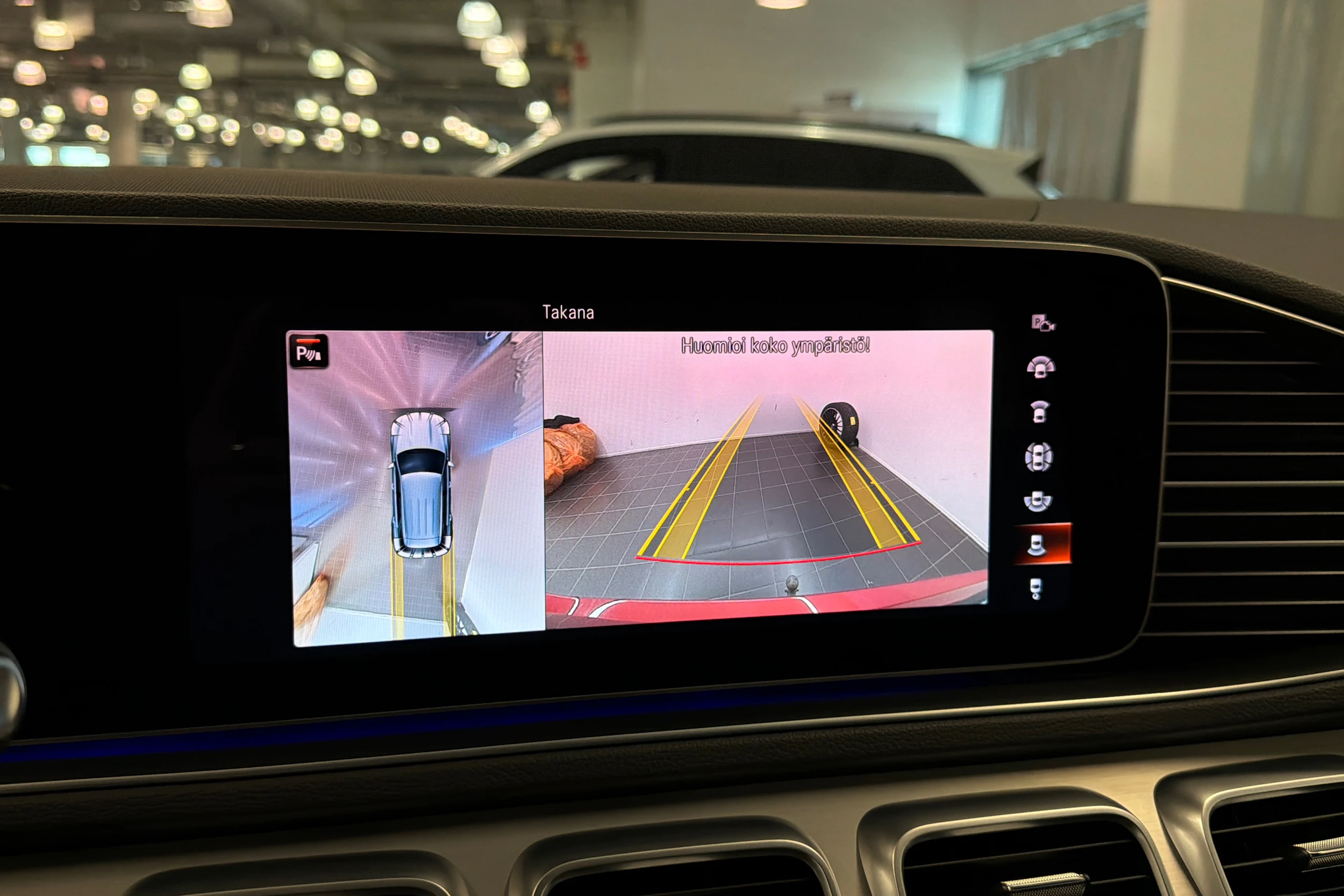 punainen Mercedes-Benz GLE 2021 kuva 28.
