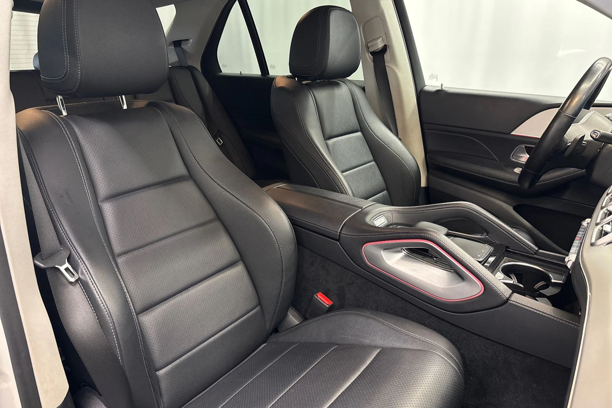 valkoinen Mercedes-Benz GLE 2021 kuva 11.