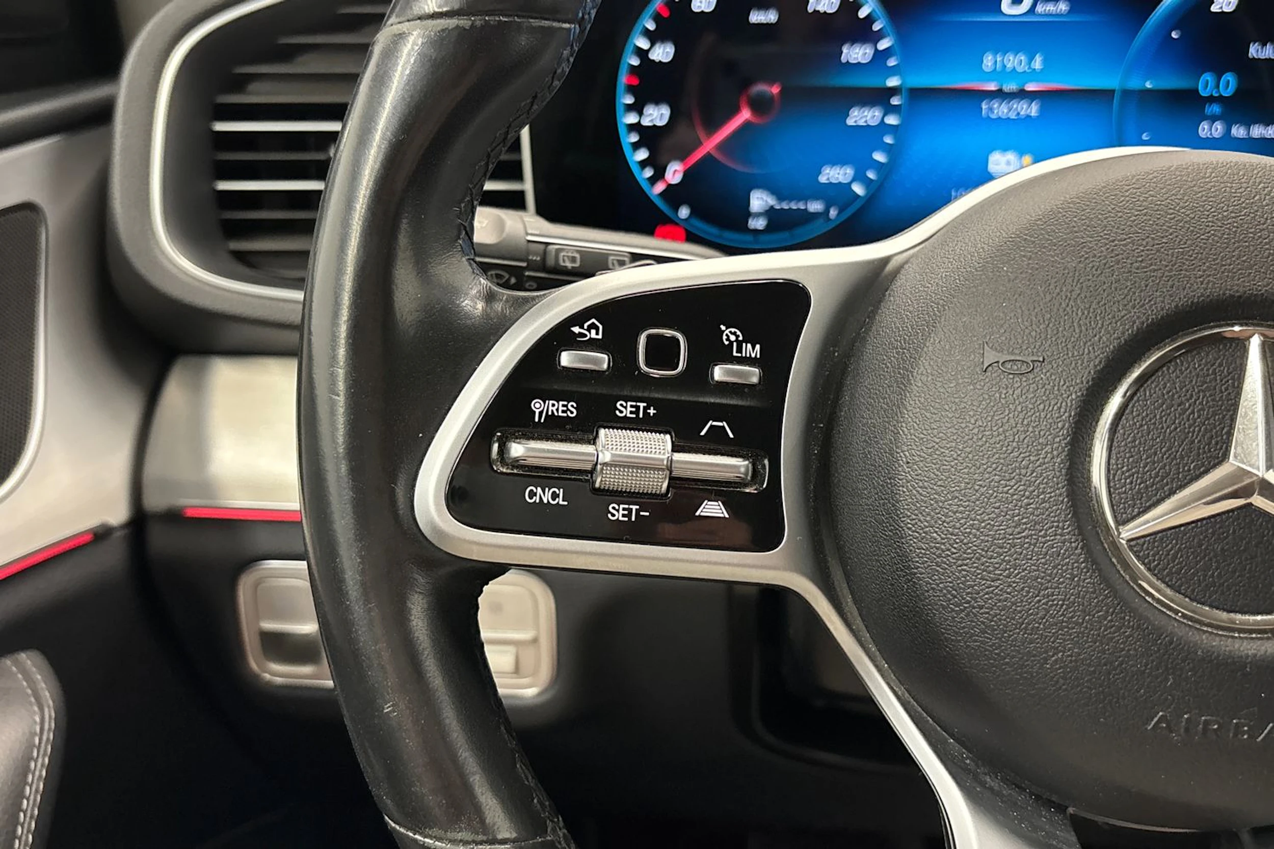 valkoinen Mercedes-Benz GLE 2021 kuva 17.