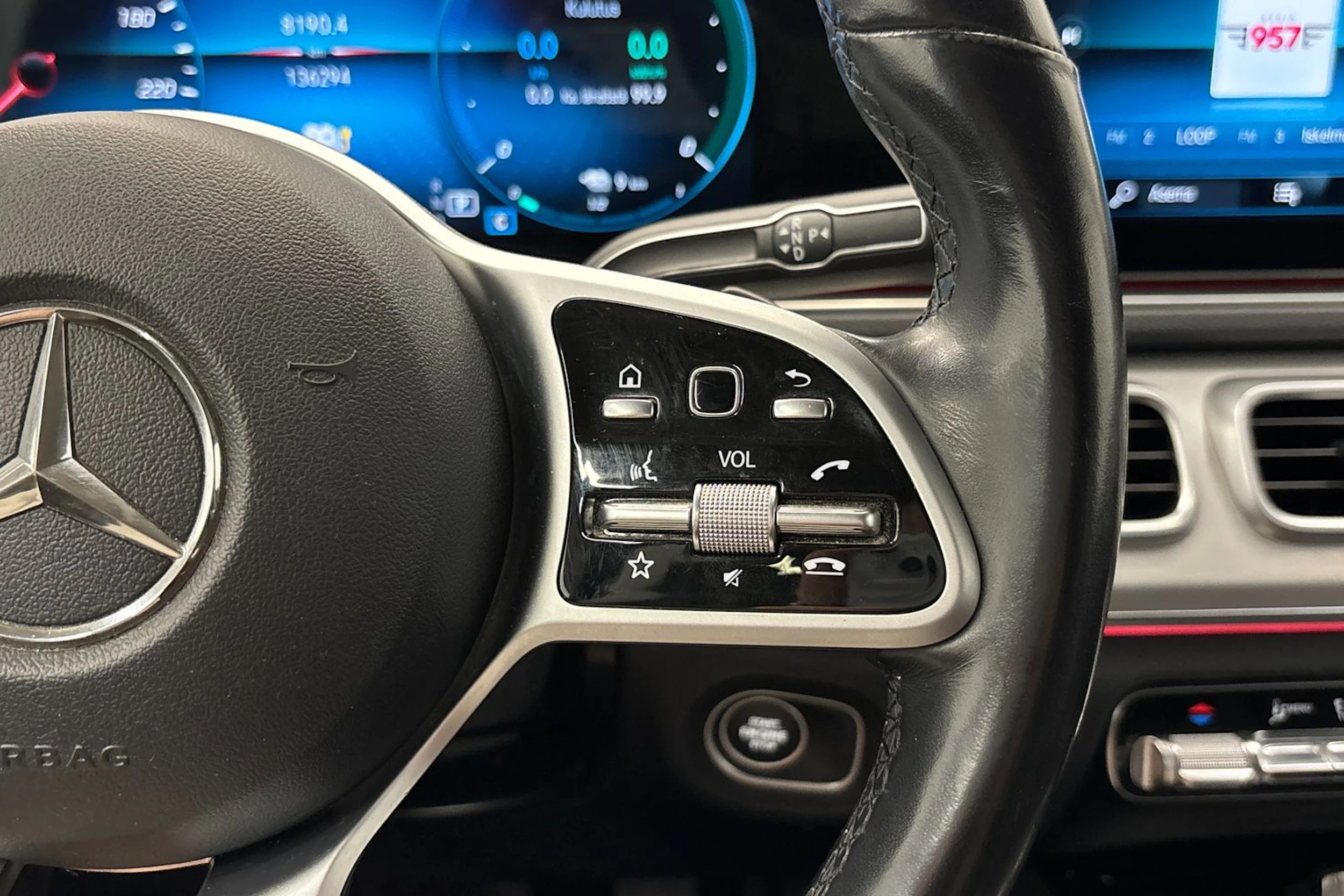 valkoinen Mercedes-Benz GLE 2021 kuva 18.