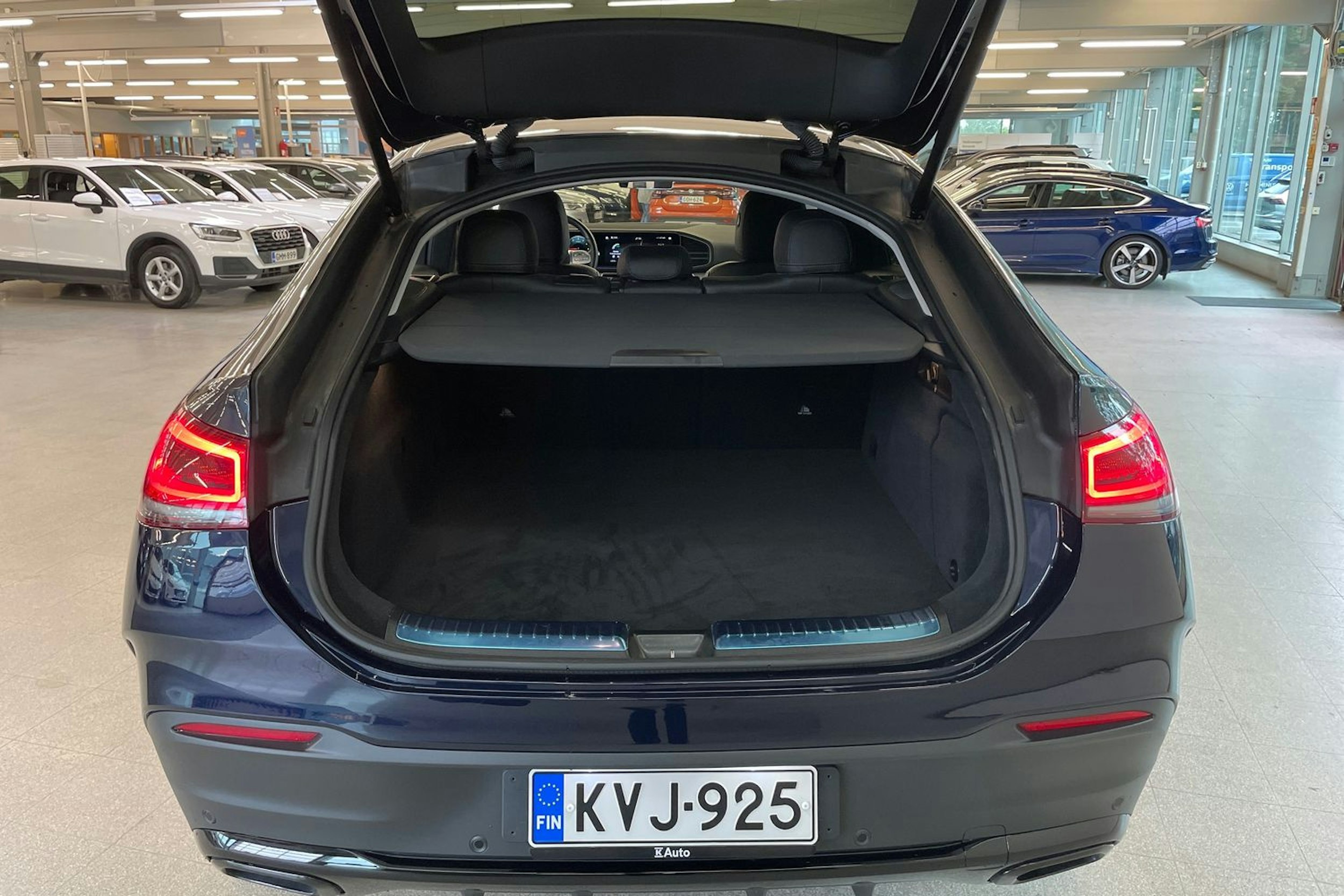 Sininen Mercedes-Benz GLE 2021 kuva 23.