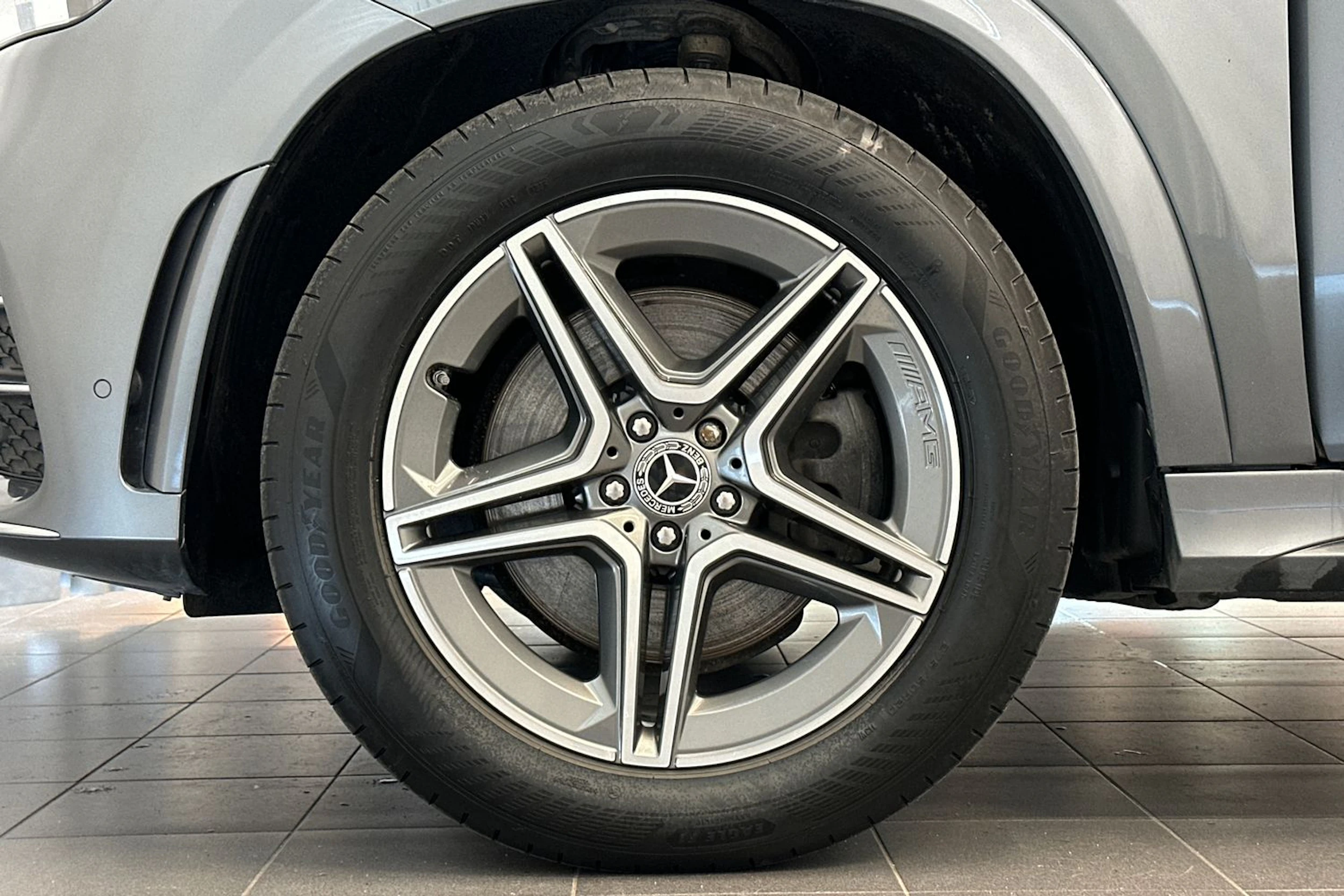 harmaa Mercedes-Benz GLE 2021 kuva 28.
