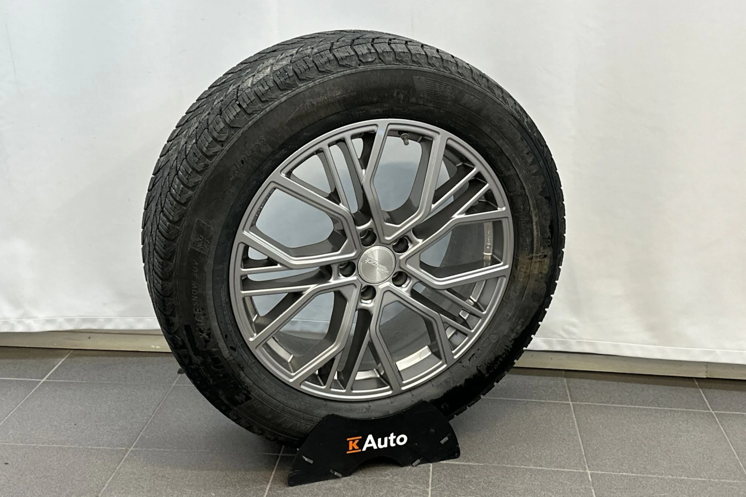 harmaa Mercedes-Benz GLE 2021 kuva 30.